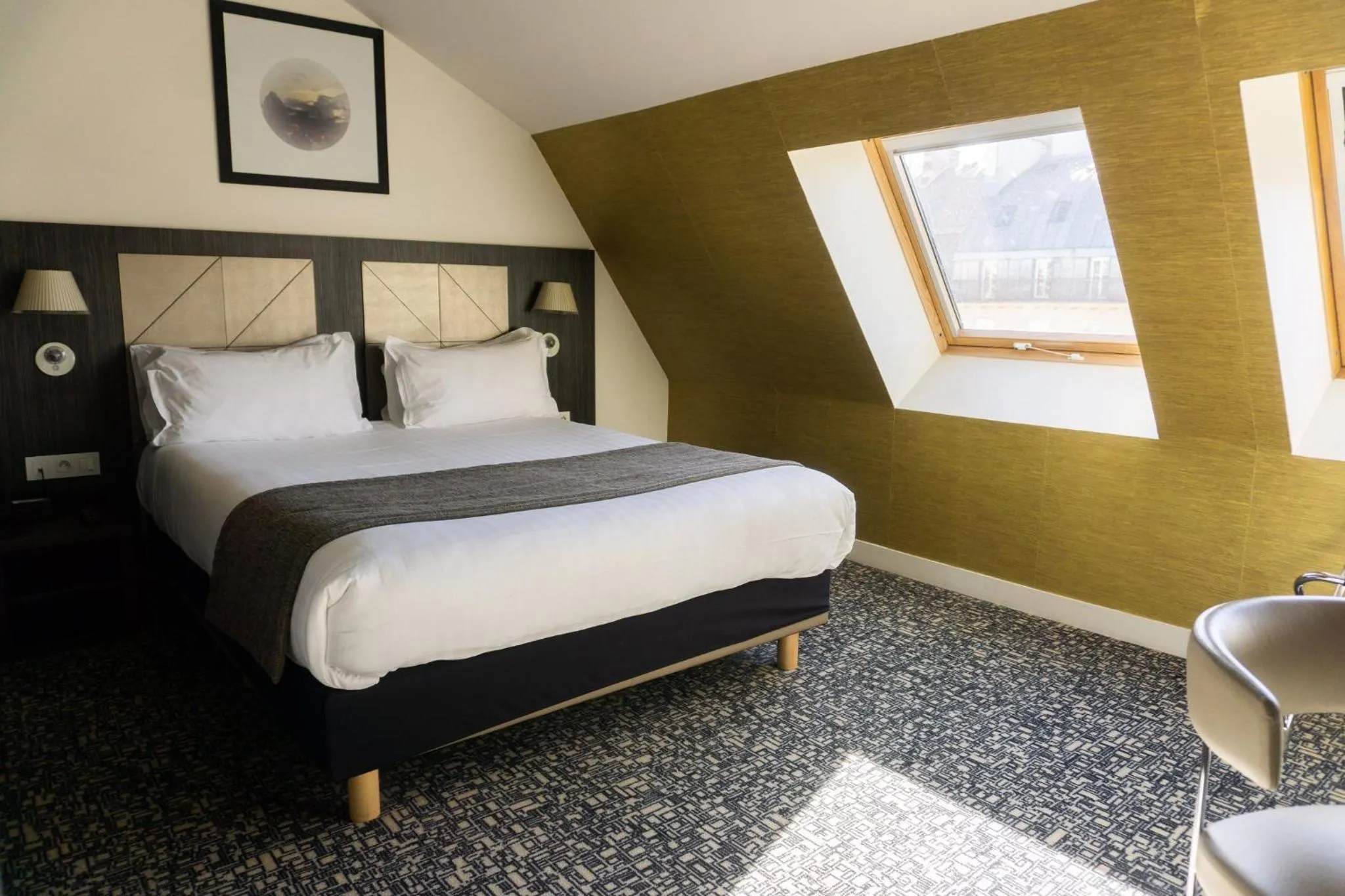 Photo of the whole room, Bed in Holiday Inn Paris Opéra - Grands Boulevards by IHG