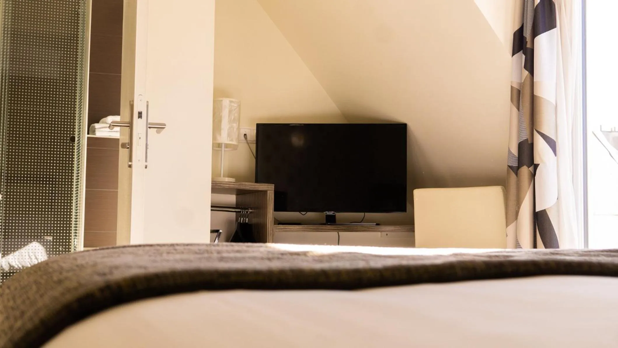 Photo of the whole room, Bed in Holiday Inn Paris Opéra - Grands Boulevards by IHG