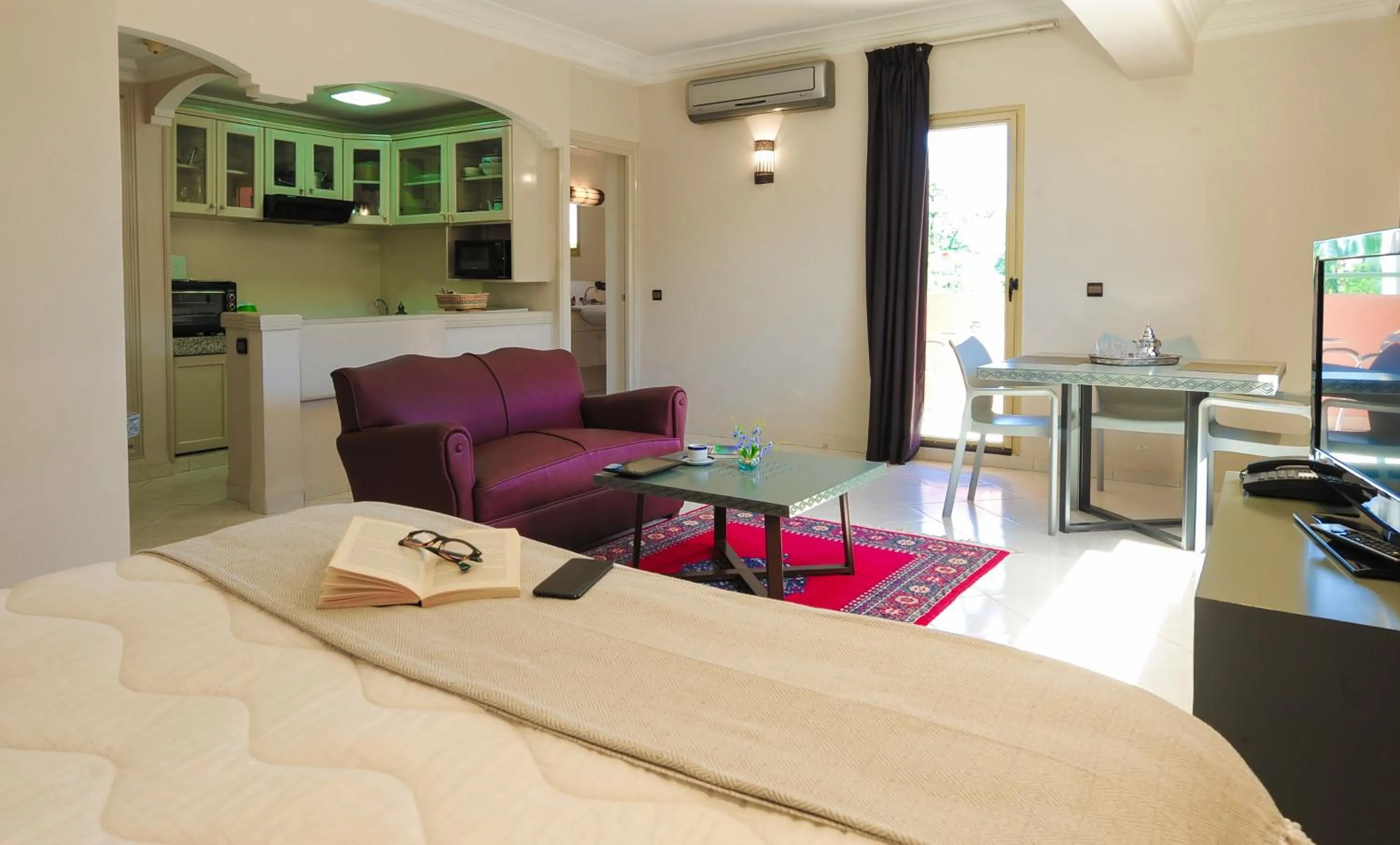 Kitchen or kitchenette, Bed in Appart-Hotel Amina Resort & Spa