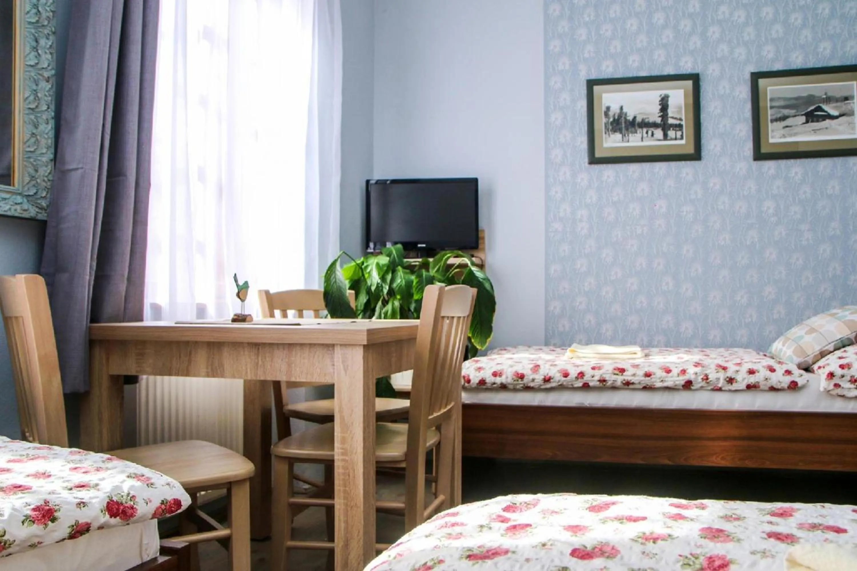 Seating area, Bed in Mini Hotel Abraka & Apartments