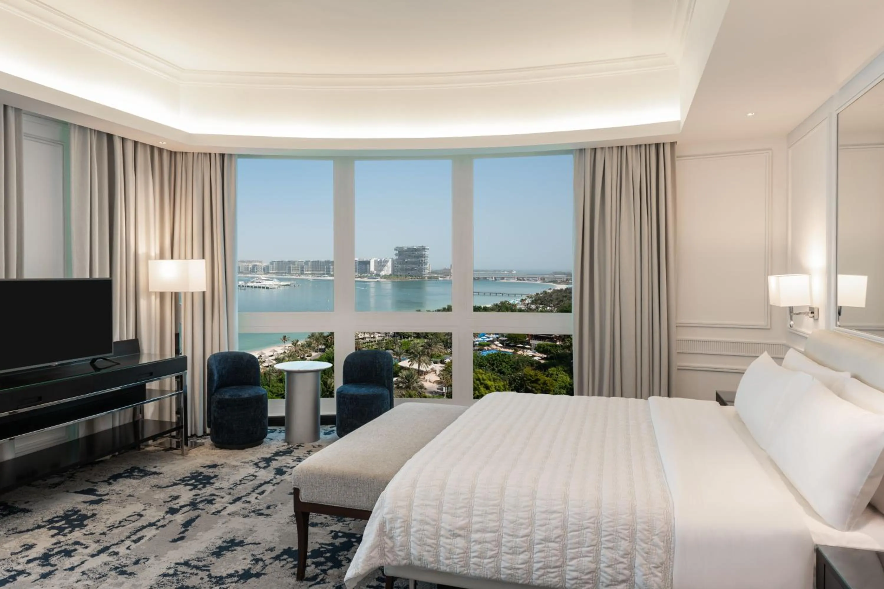 Bed in Le Meridien Mina Seyahi Beach Resort & Waterpark