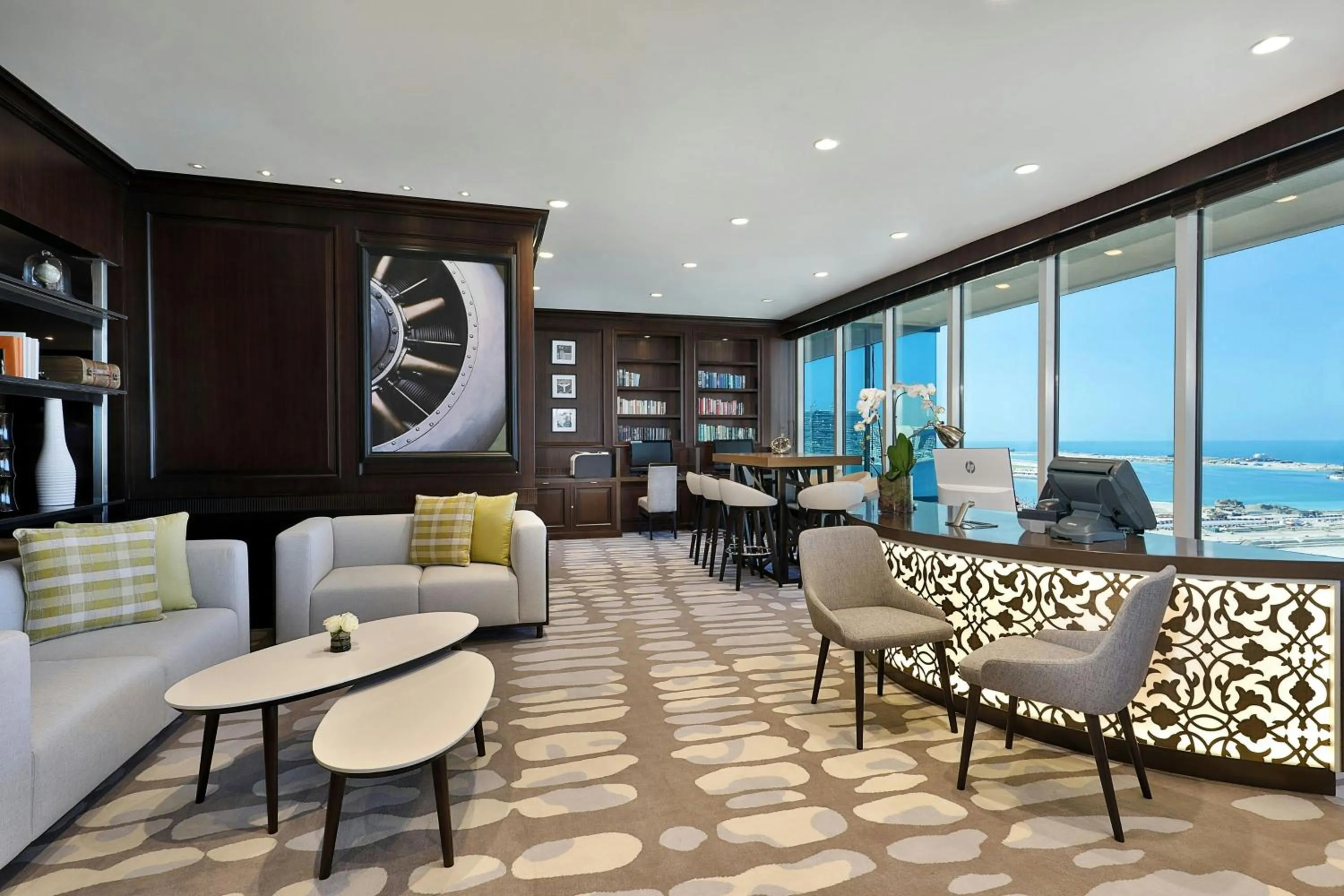 Lounge or bar in Le Meridien Mina Seyahi Beach Resort & Waterpark