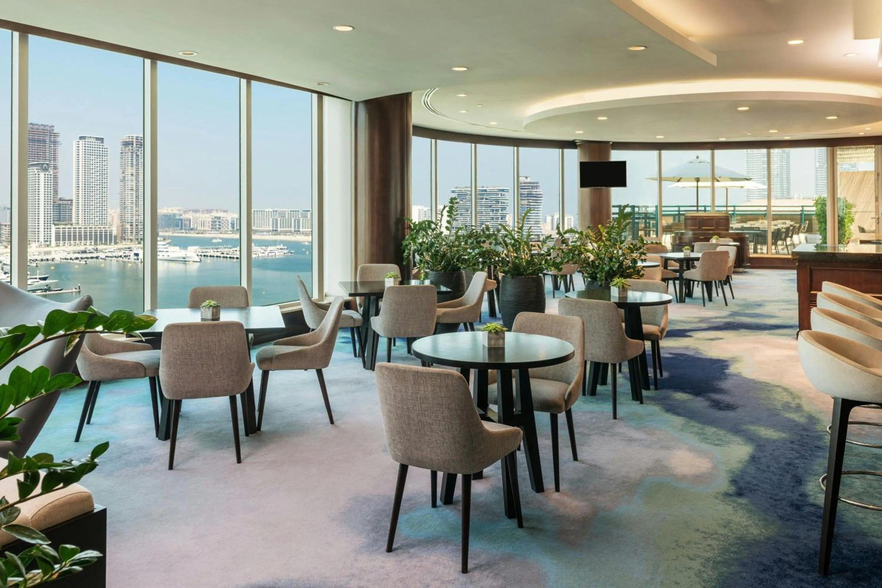 Lounge or bar in Le Meridien Mina Seyahi Beach Resort & Waterpark