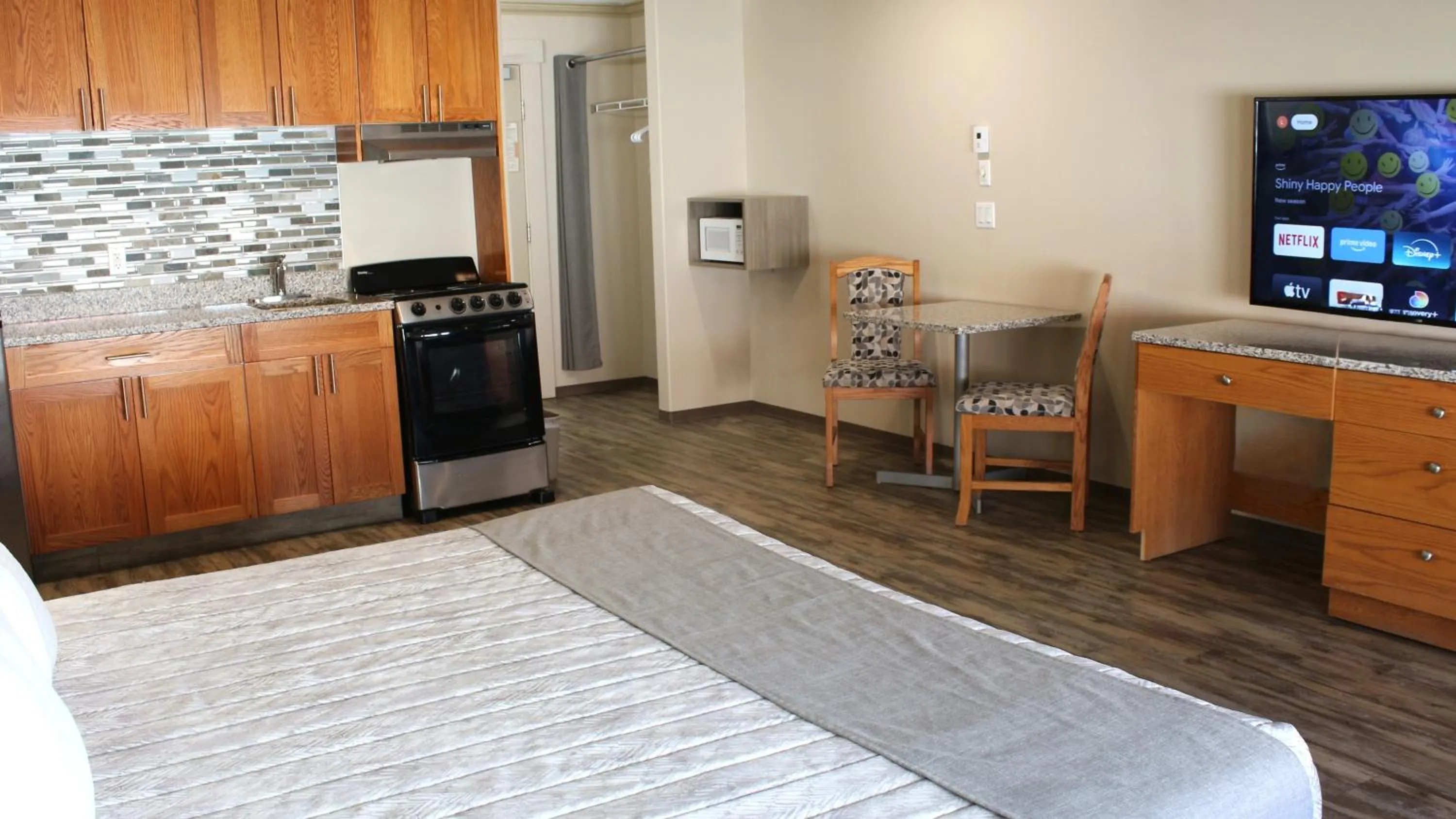 Kitchen or kitchenette, Bed in Western Budget Motel #1 Leduc/Nisku