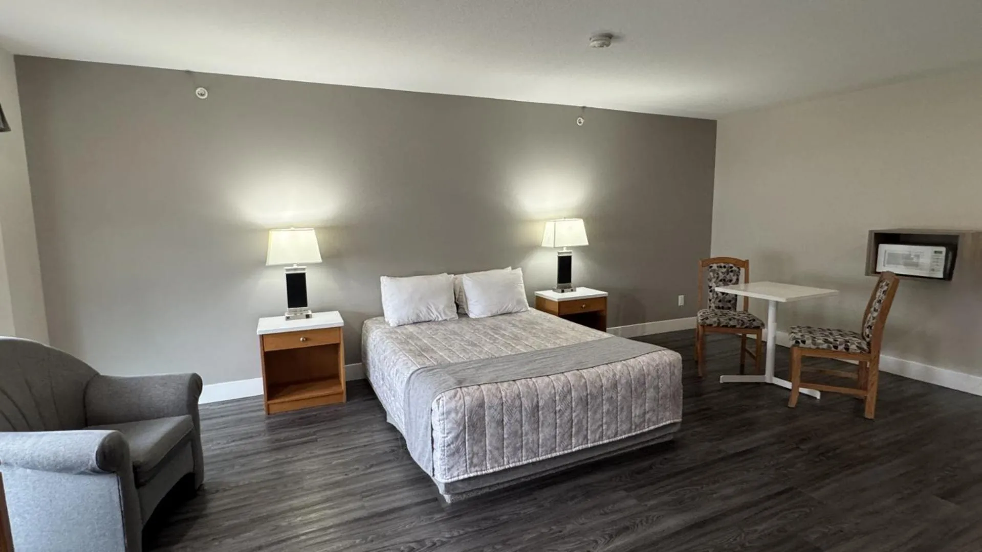 Photo of the whole room, Bed in Western Budget Motel #1 Leduc/Nisku