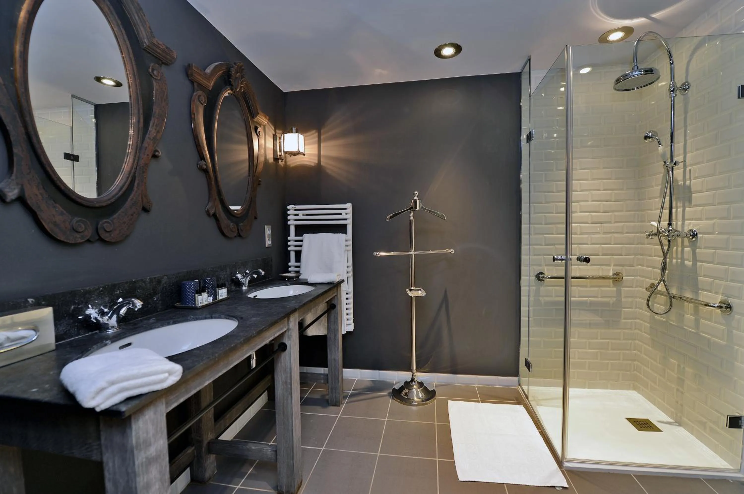 Shower in Maison de Famille Les 5 Frères