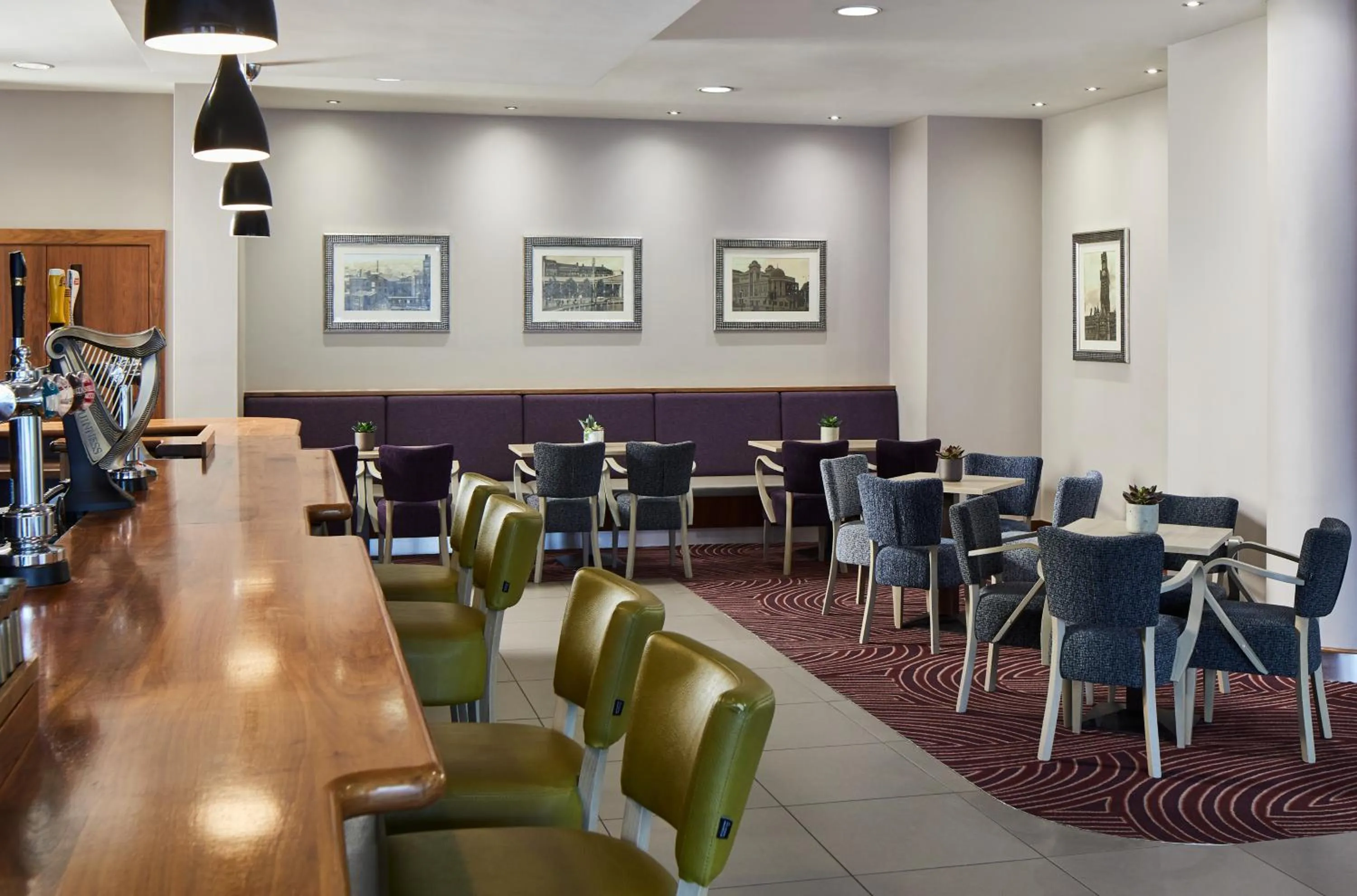Lounge or bar in Leonardo Hotel Bradford