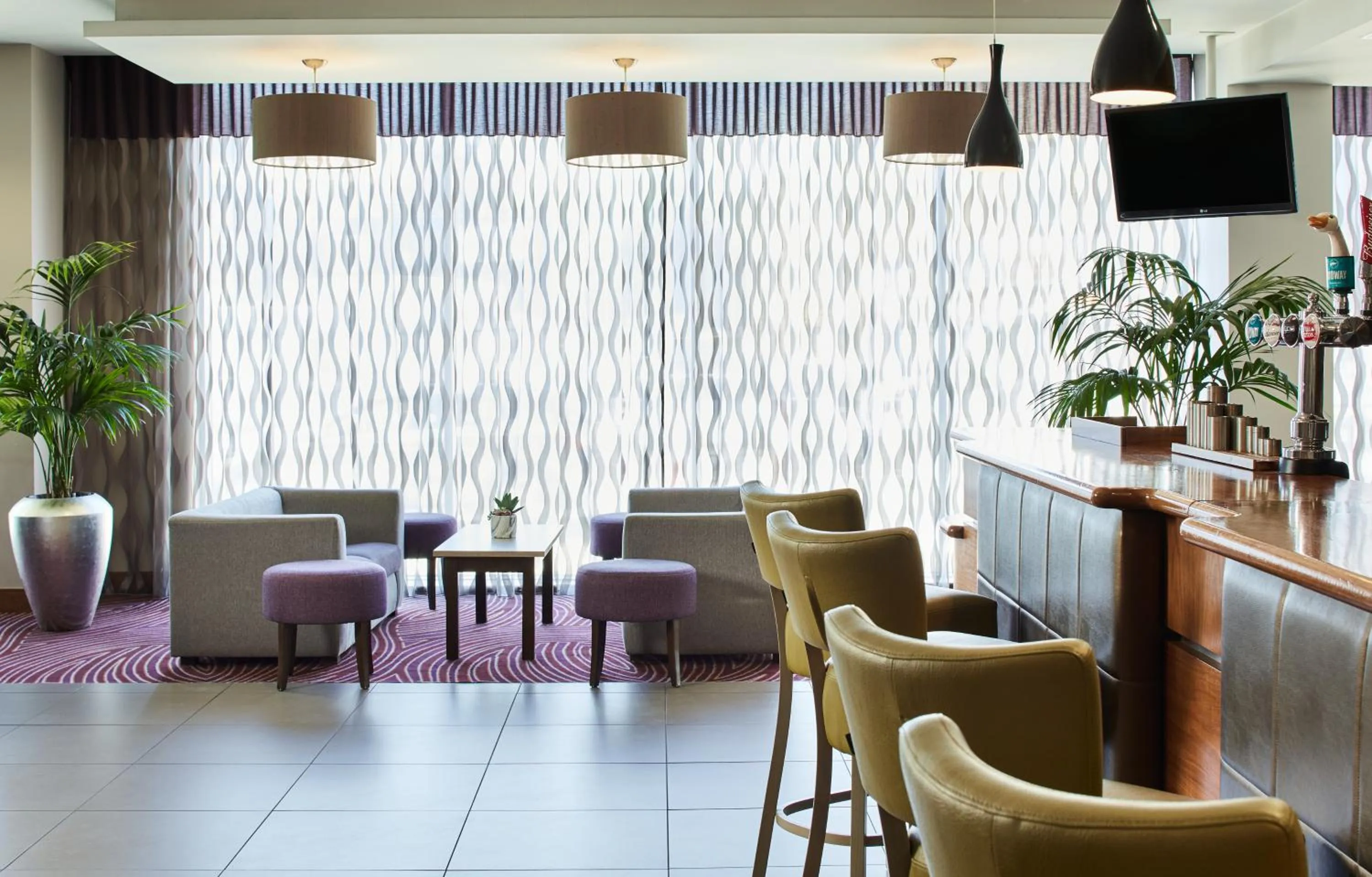 Lounge or bar in Leonardo Hotel Bradford