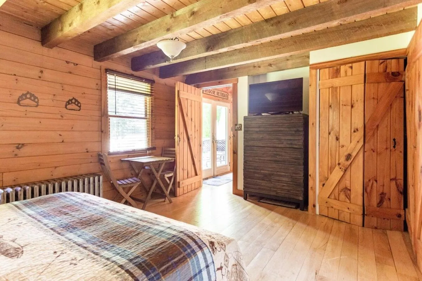 Bed in Roscoe Retreat