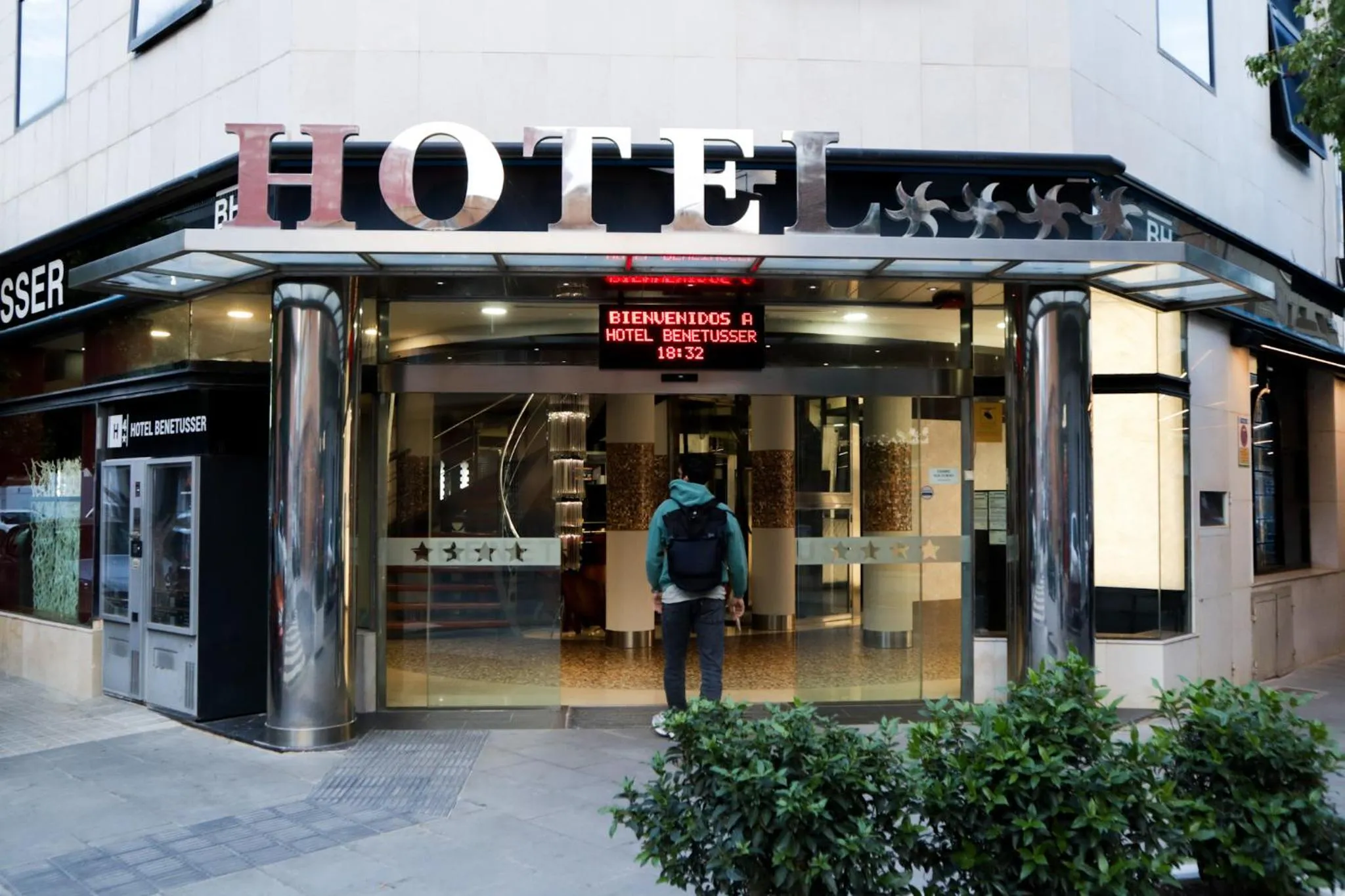 Facade/entrance in Hotel Benetusser