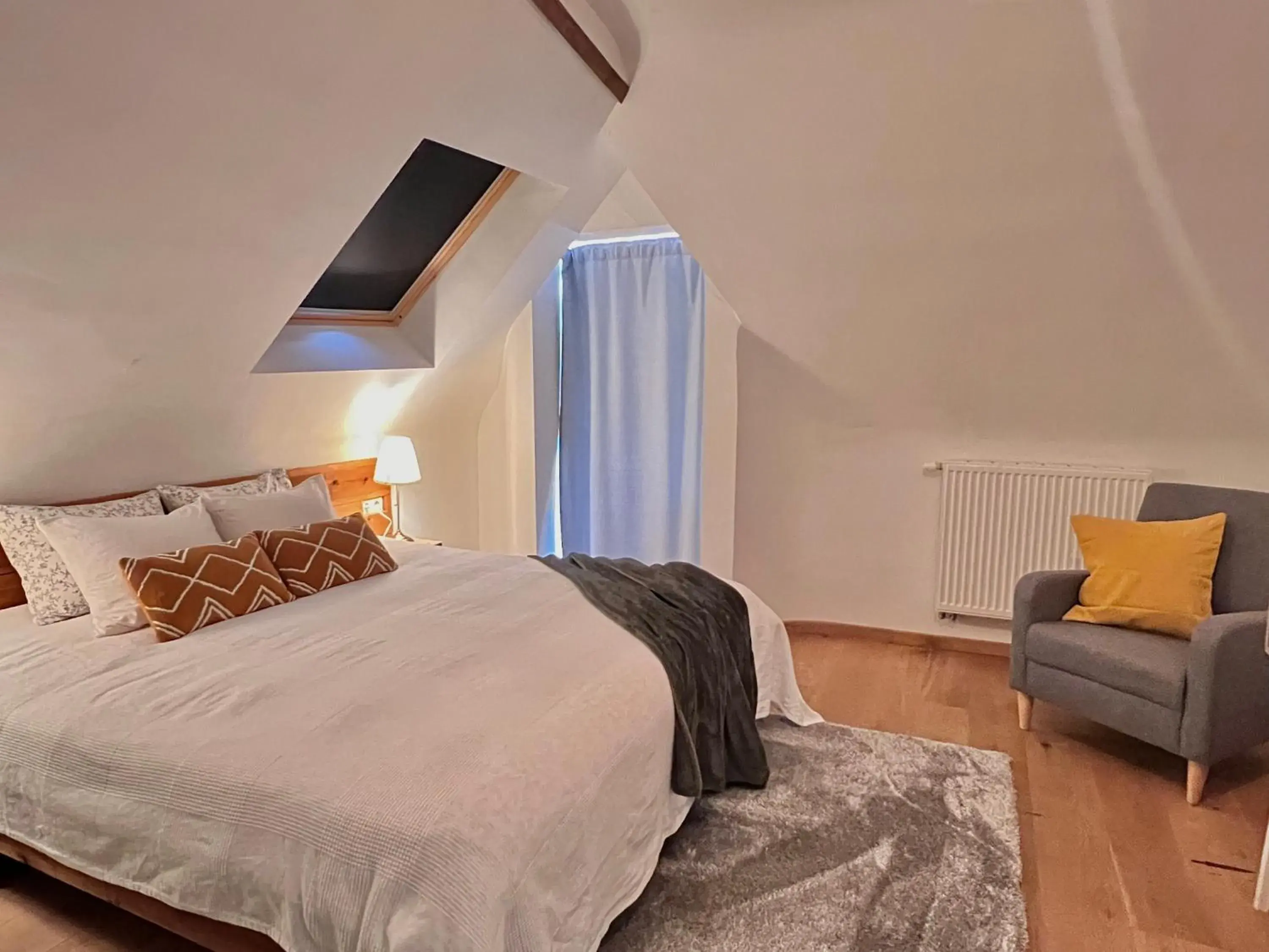 Double Room with Private Bathroom - single occupancy in Mes Caprices B&B Villa Mosan Bord de Meuse Double Room with Private Bathroom - single occupancy in Mes Caprices B&B Villa Mosan Bord de Meuse