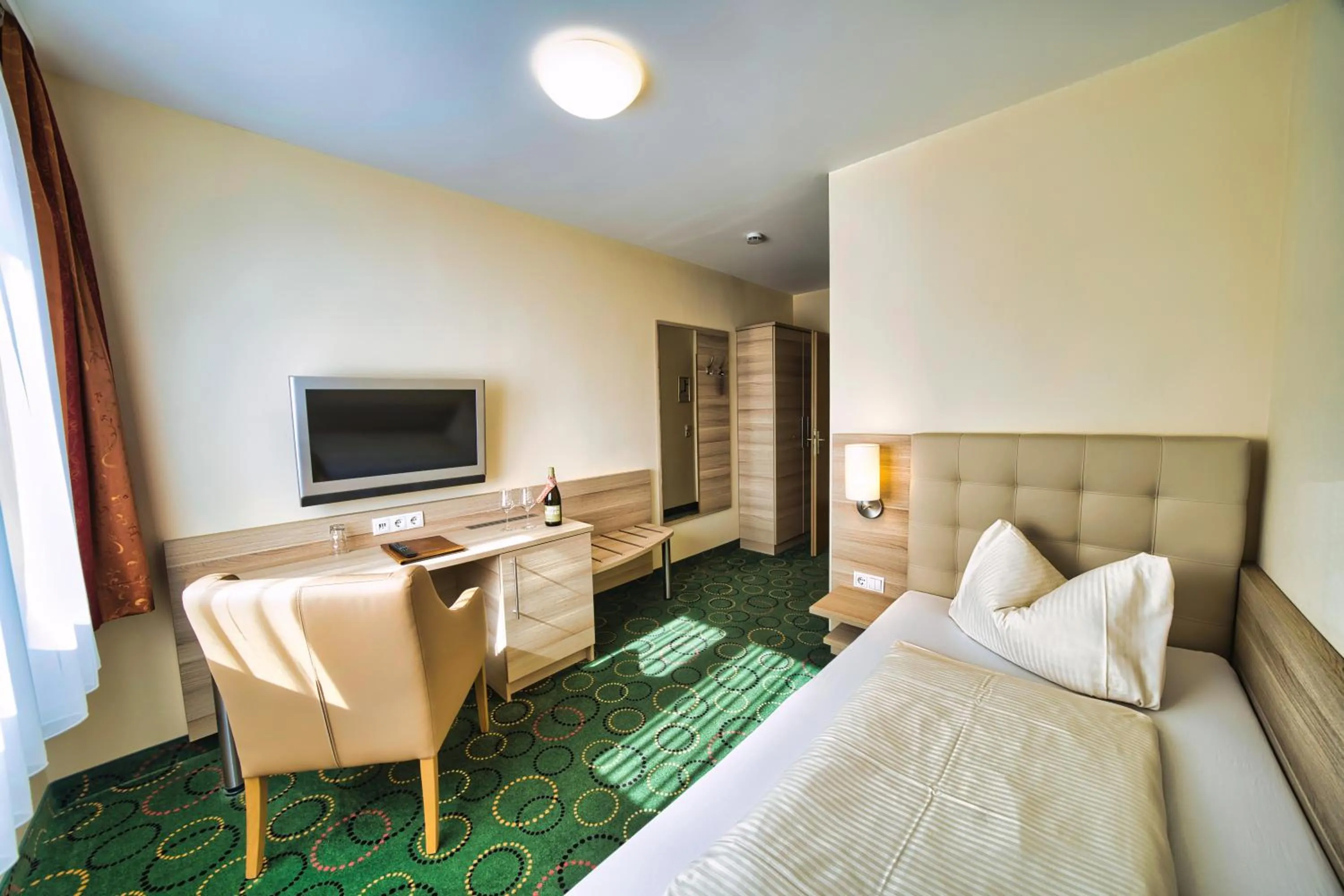 Photo of the whole room, Bed in Hotel Tenner