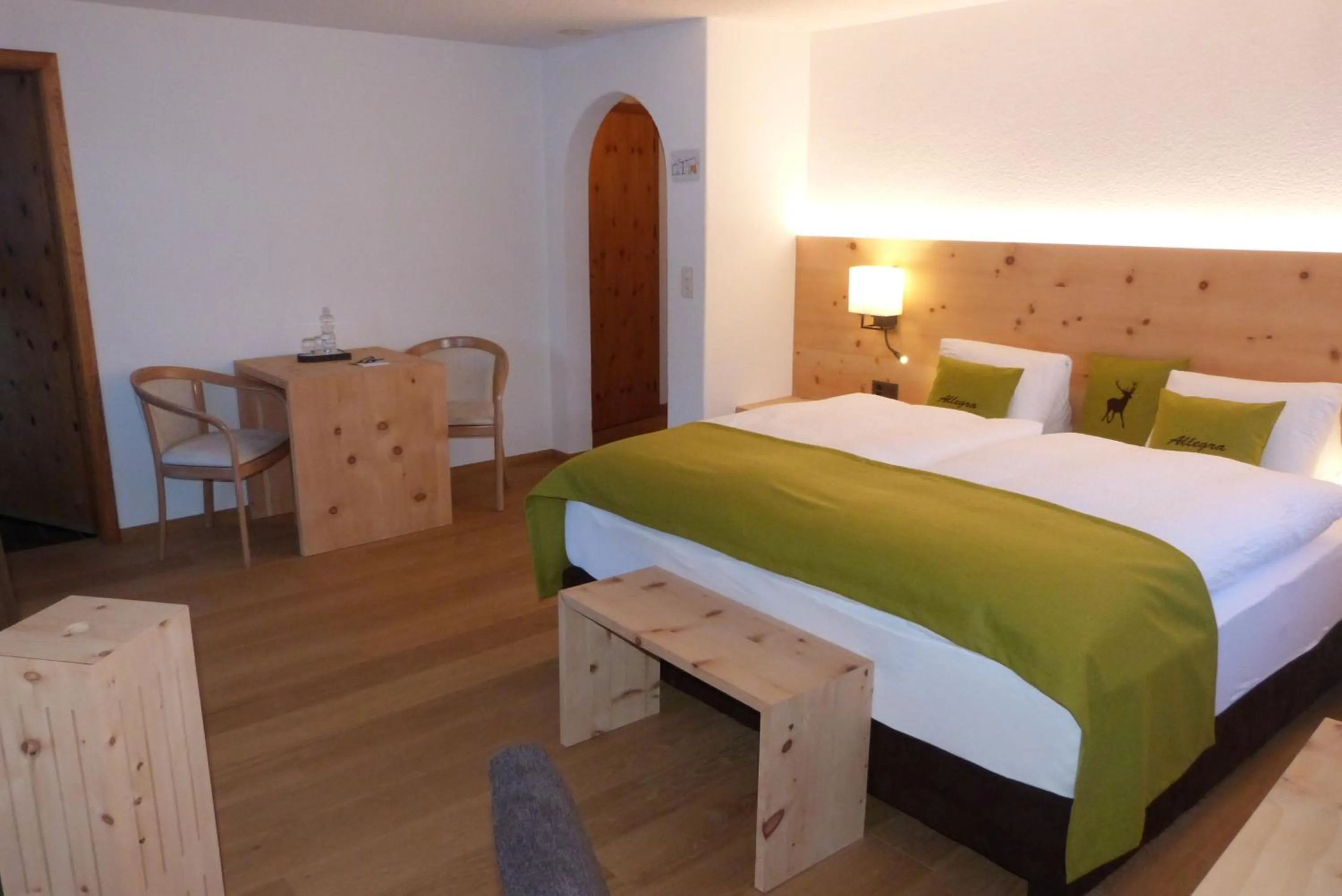 room service, Bed in Wellnesshotel Liun B&B