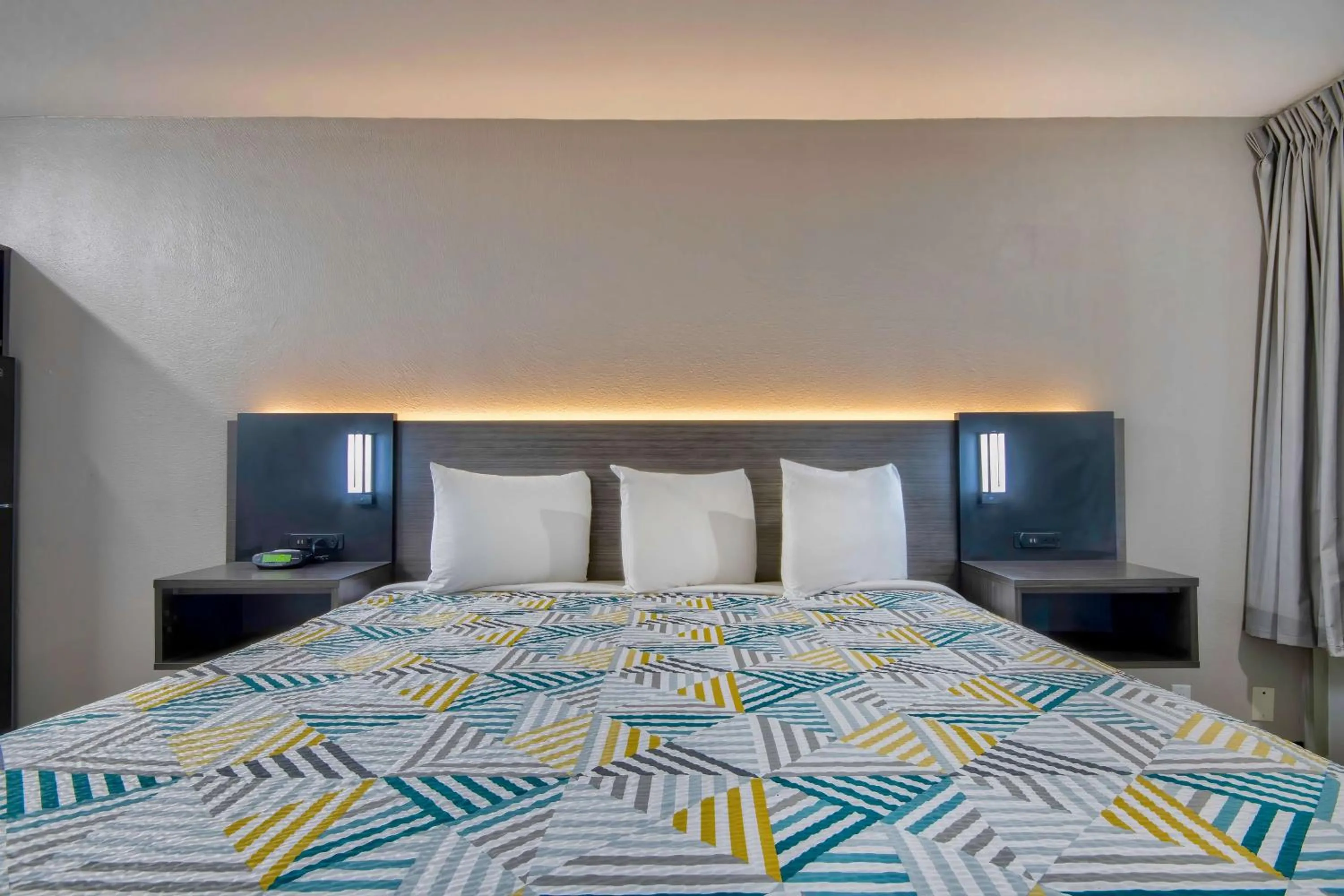 Photo of the whole room, Bed in Studio 6 Rosenberg TX