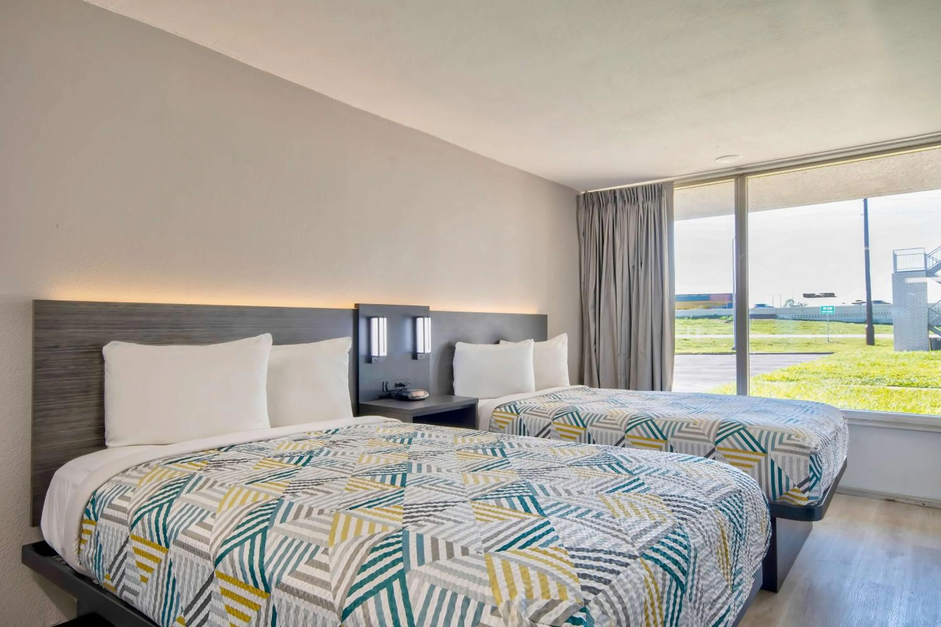 Photo of the whole room, Bed in Studio 6 Rosenberg TX