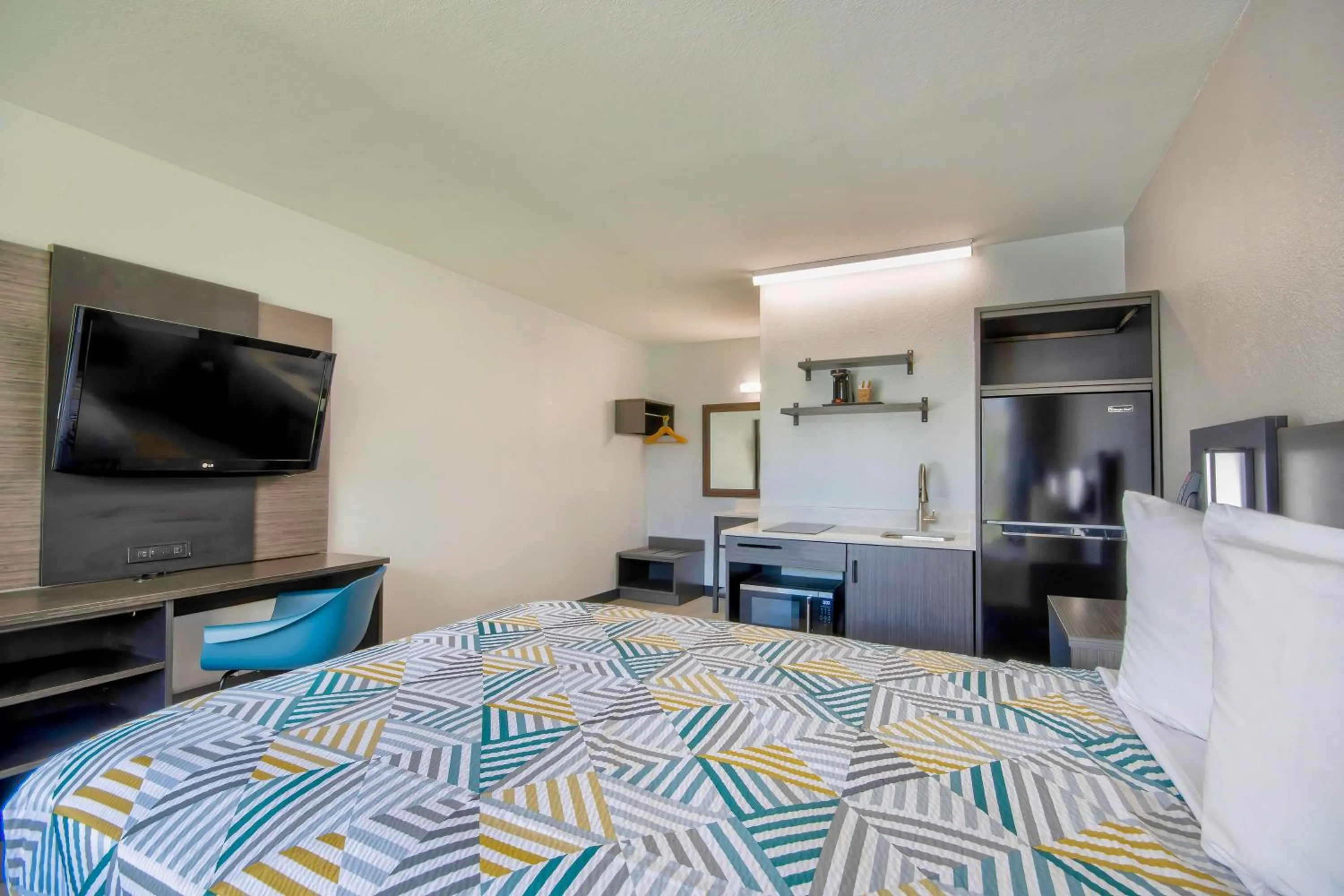 Photo of the whole room, Bed in Studio 6 Rosenberg TX