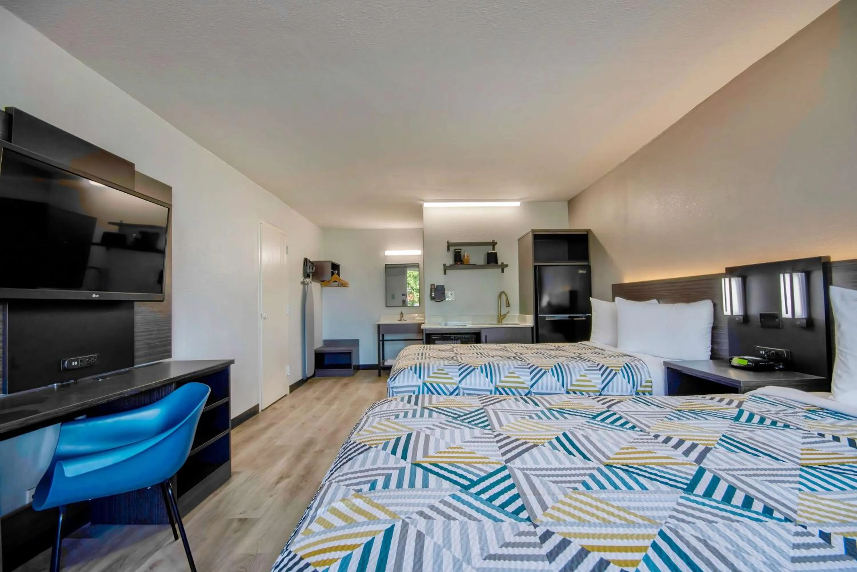 Photo of the whole room, Bed in Studio 6 Rosenberg TX