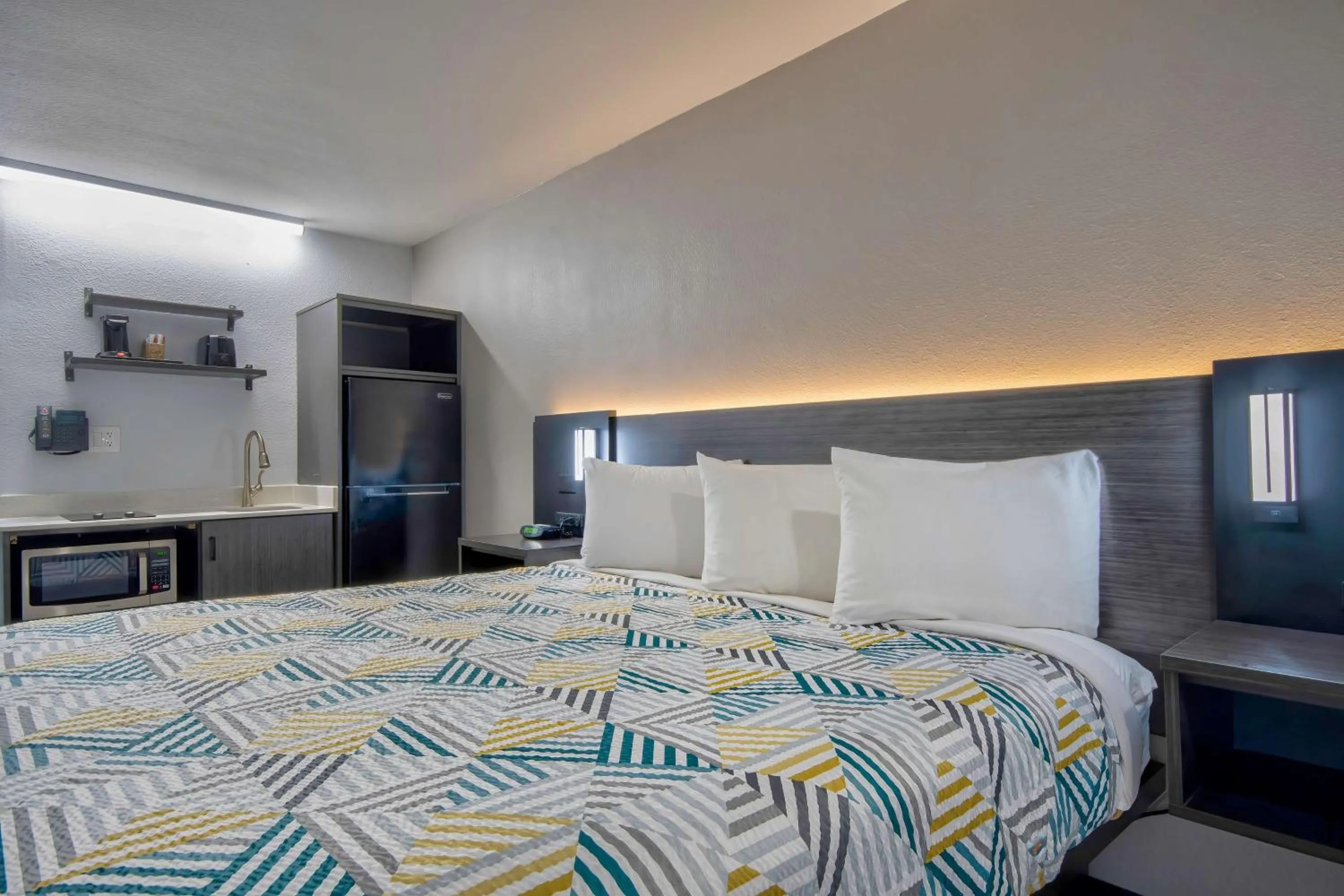 Photo of the whole room, Bed in Studio 6 Rosenberg TX