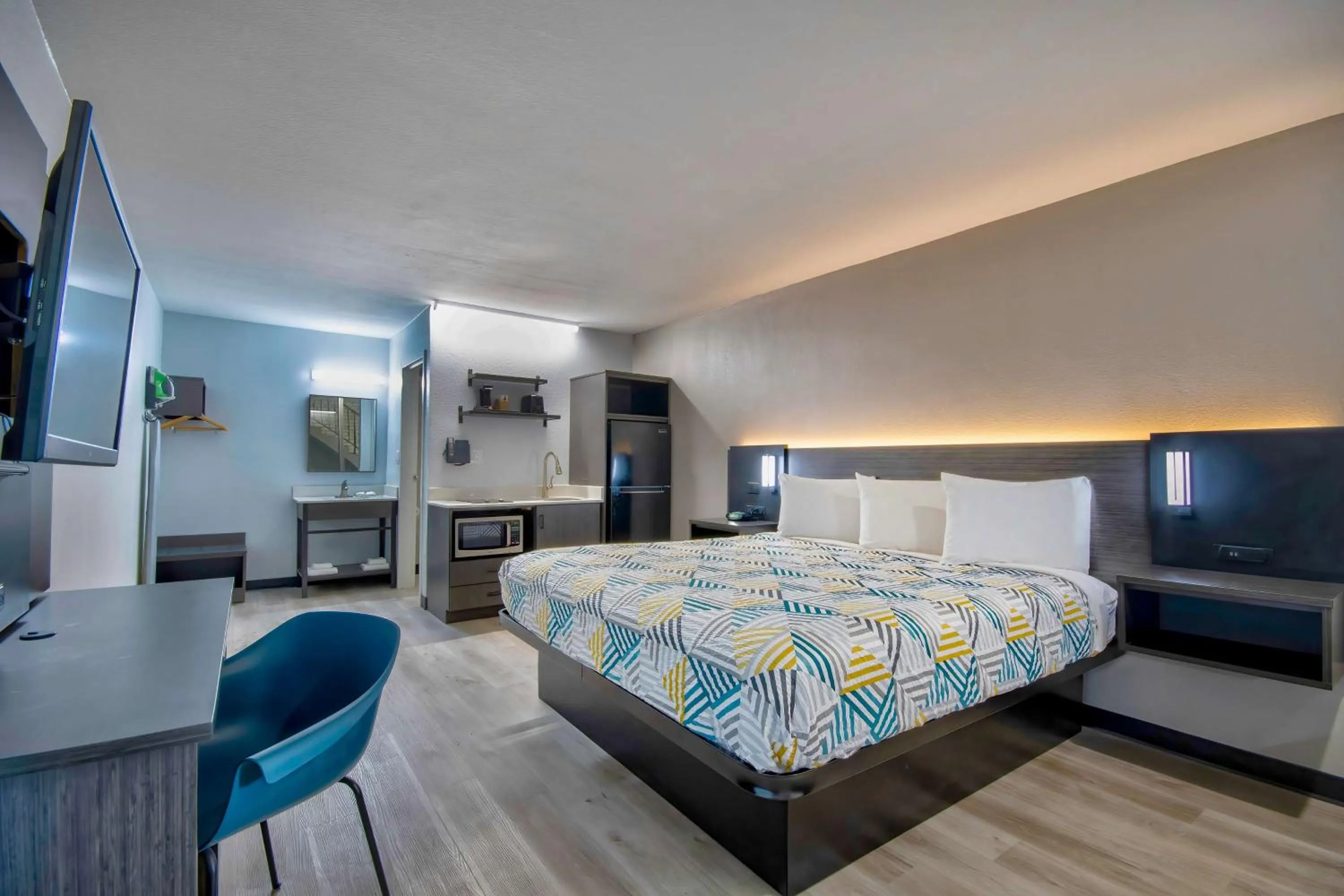 Photo of the whole room, Bed in Studio 6 Rosenberg TX