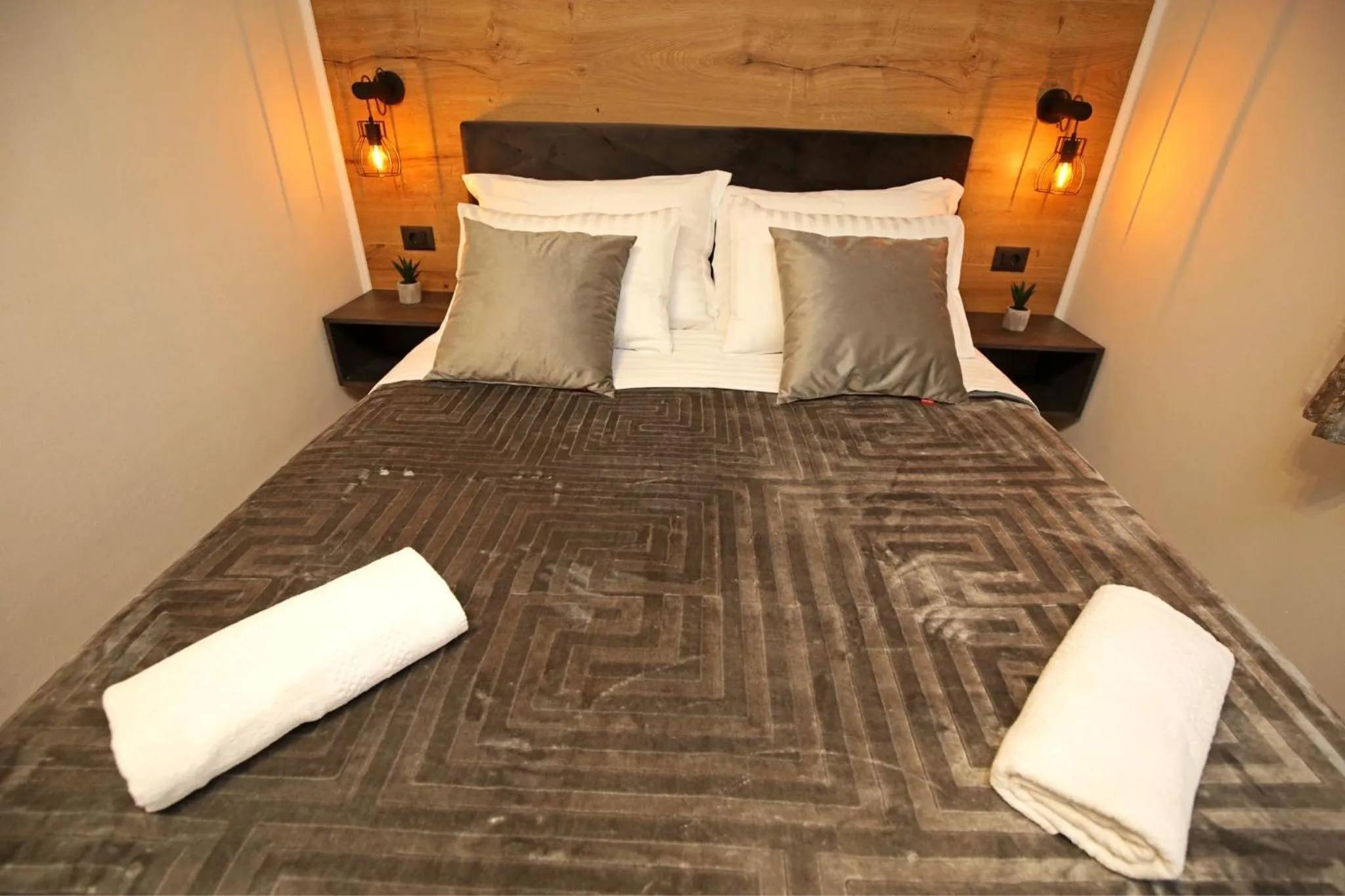 Bed in Apartmani Krka Rooms