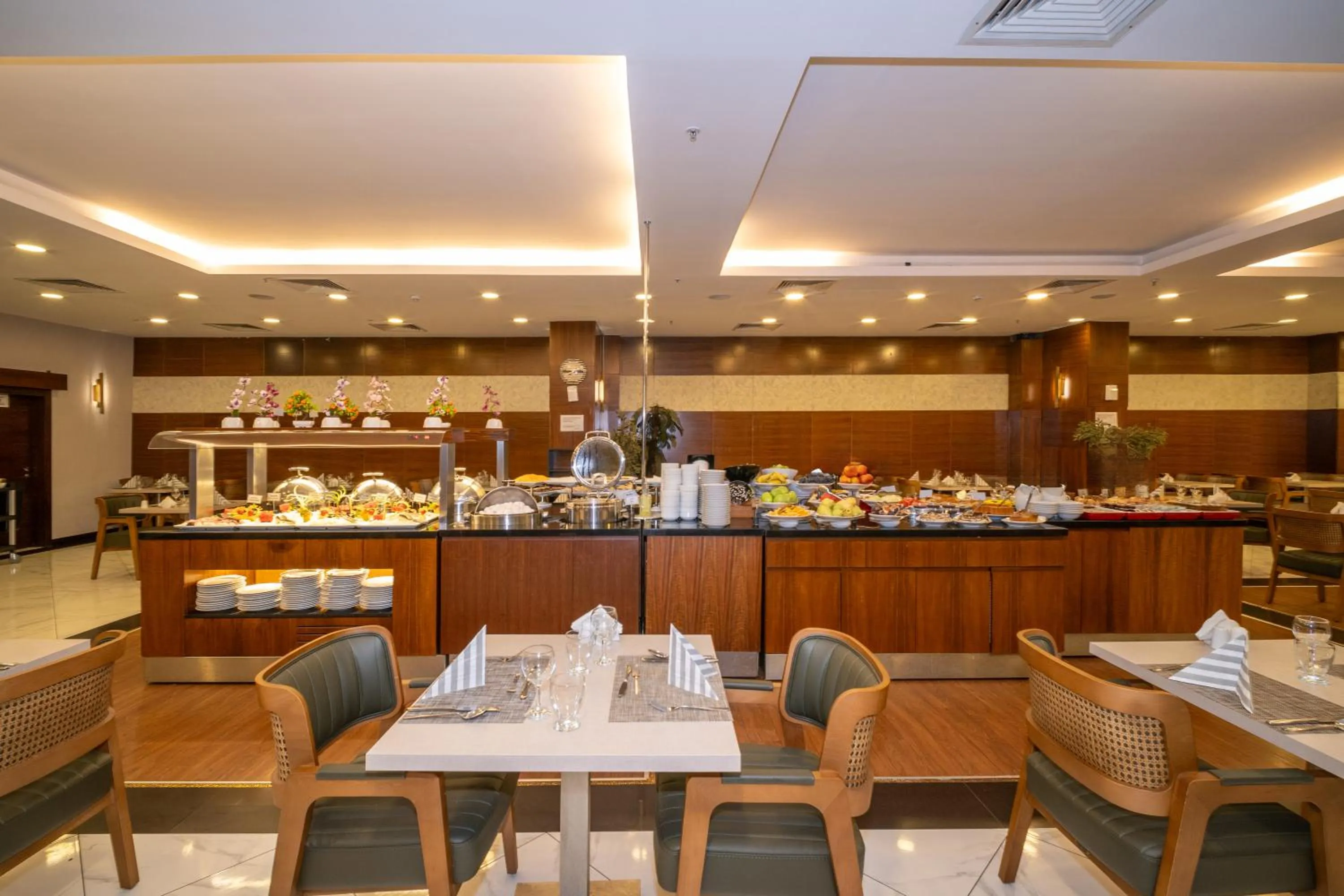 Restaurant/places to eat in Grand S Hotel