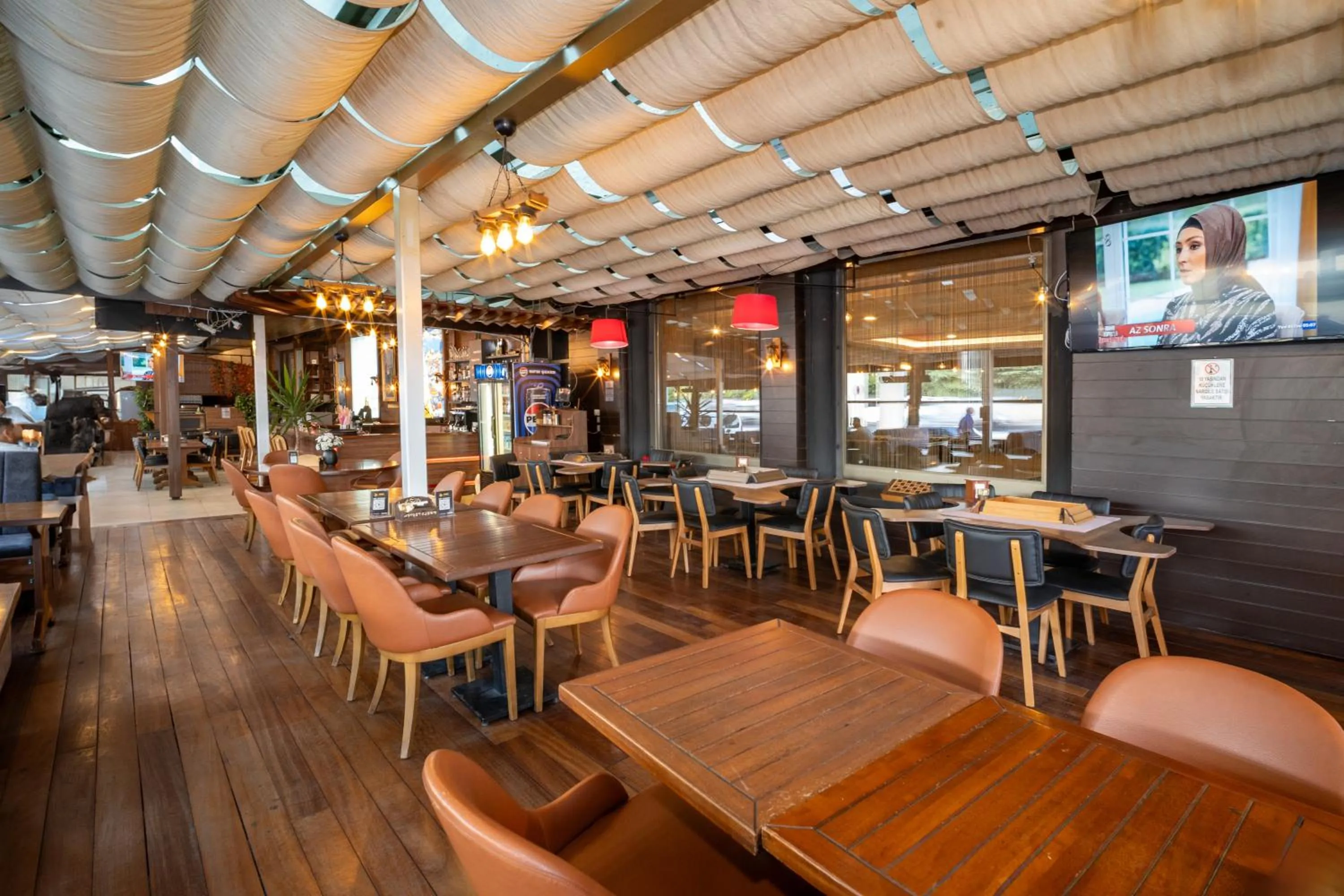 Restaurant/places to eat in Grand S Hotel