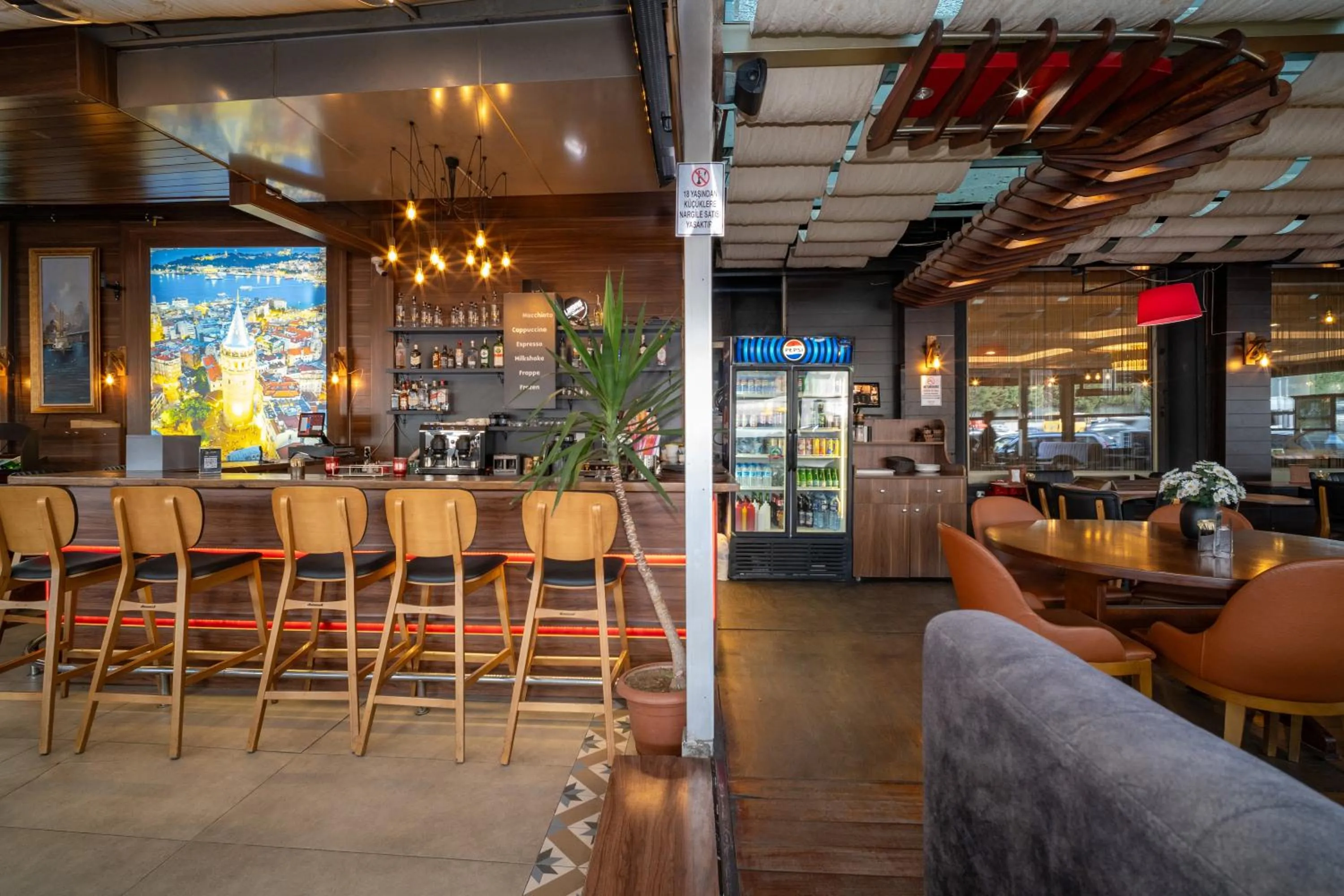 Restaurant/places to eat in Grand S Hotel