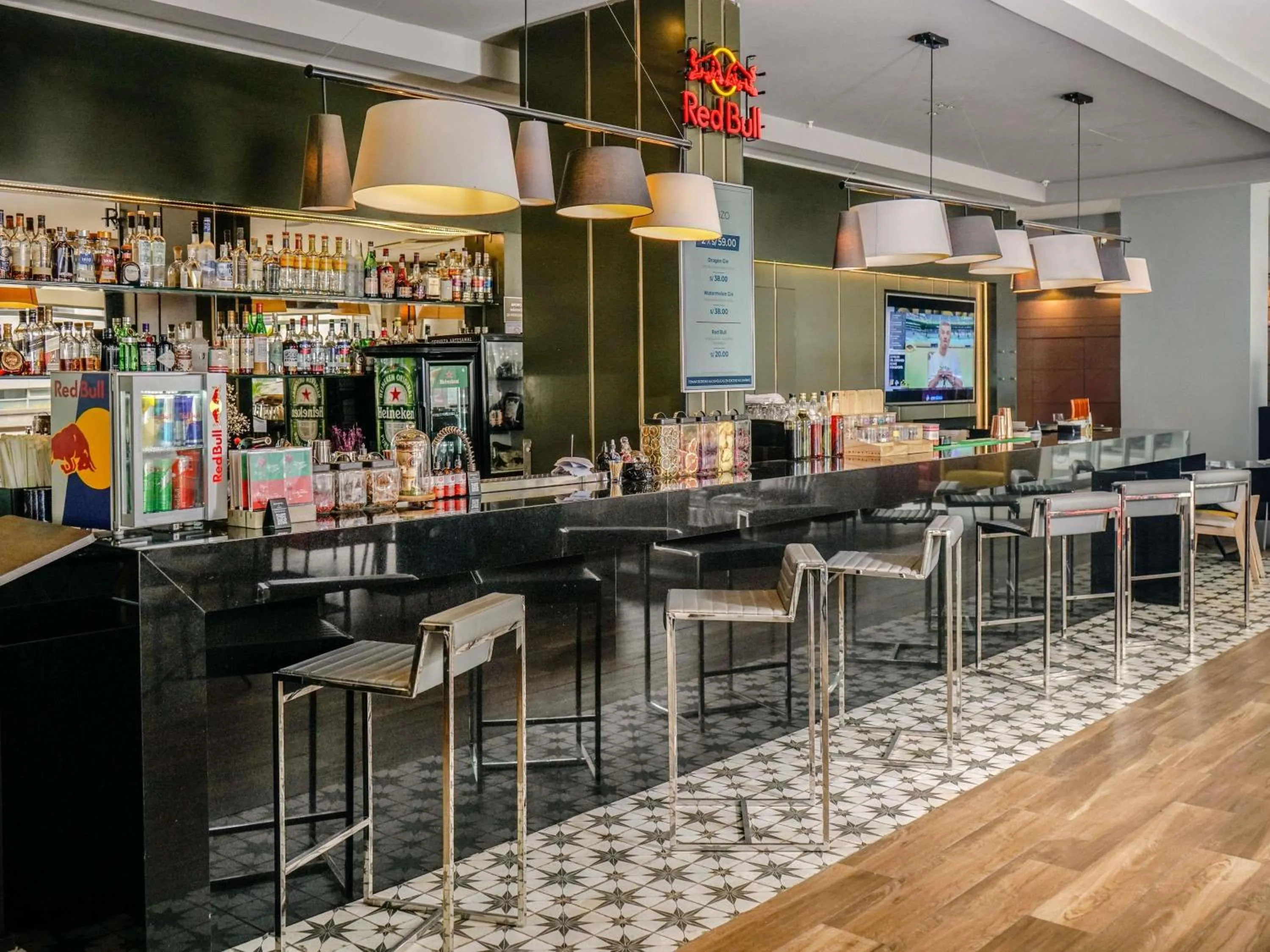 Lounge or bar in Novotel Lima San Isidro