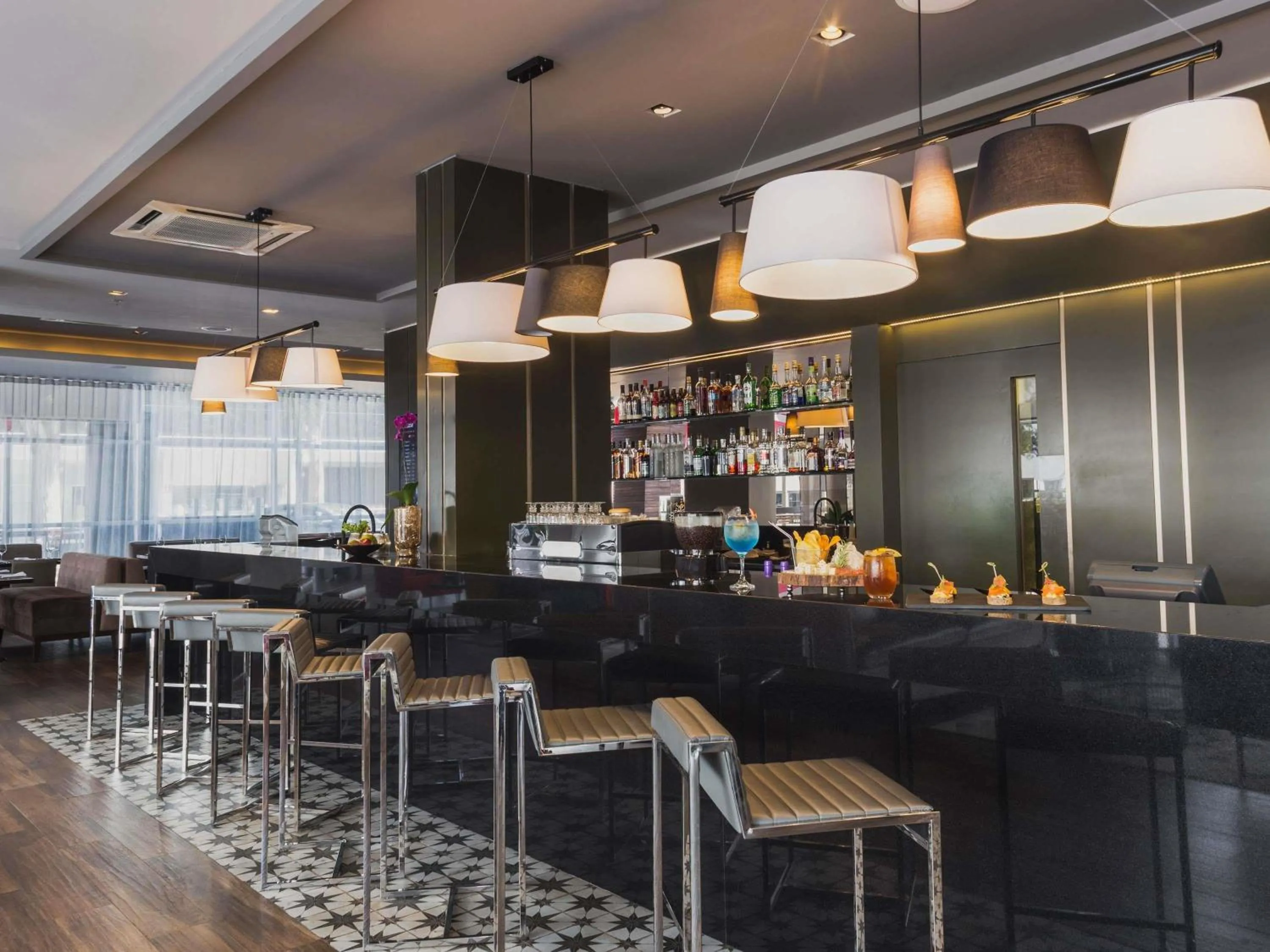 Lounge or bar in Novotel Lima San Isidro