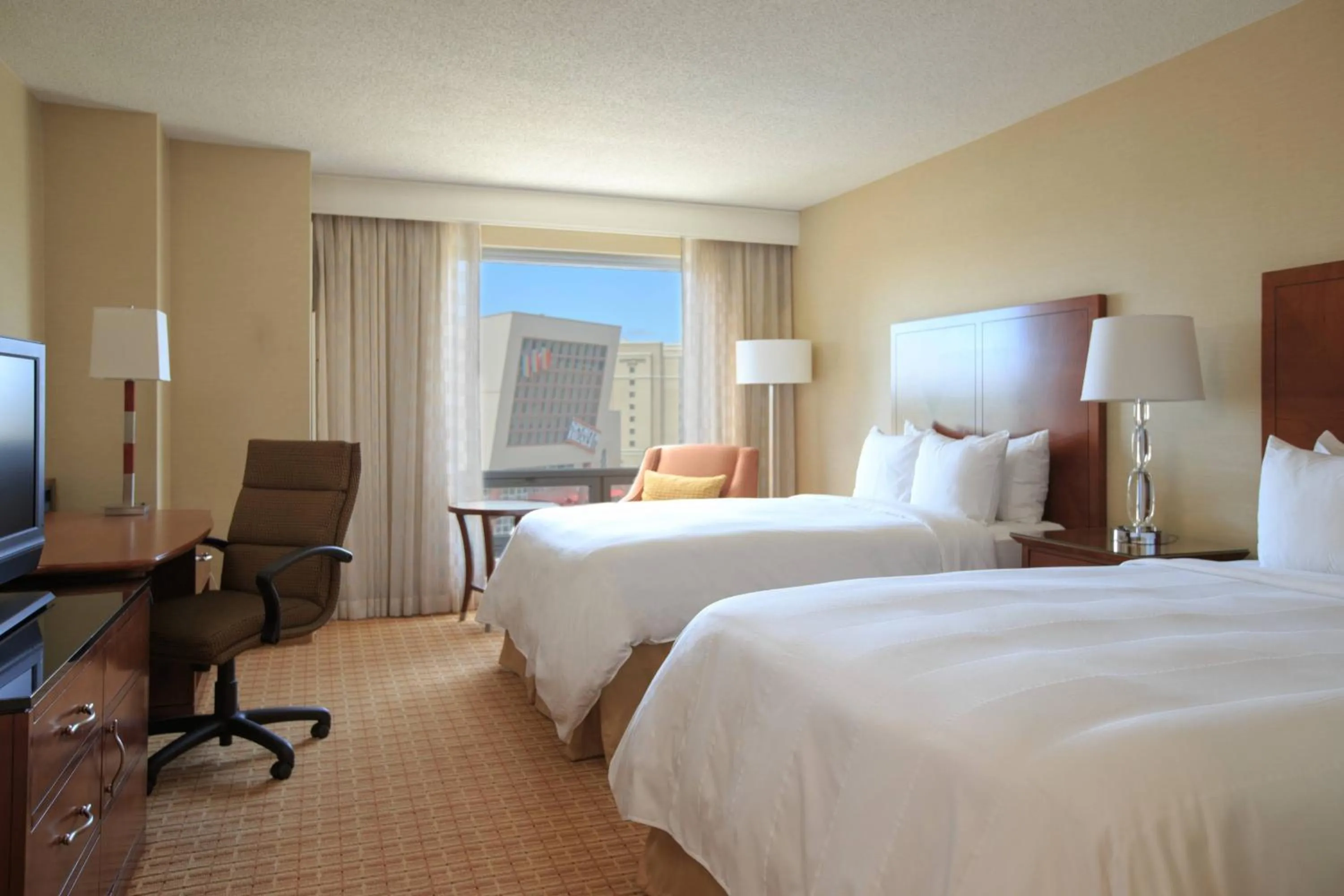 Photo of the whole room, Bed in Gaithersburg Marriott Washingtonian Center