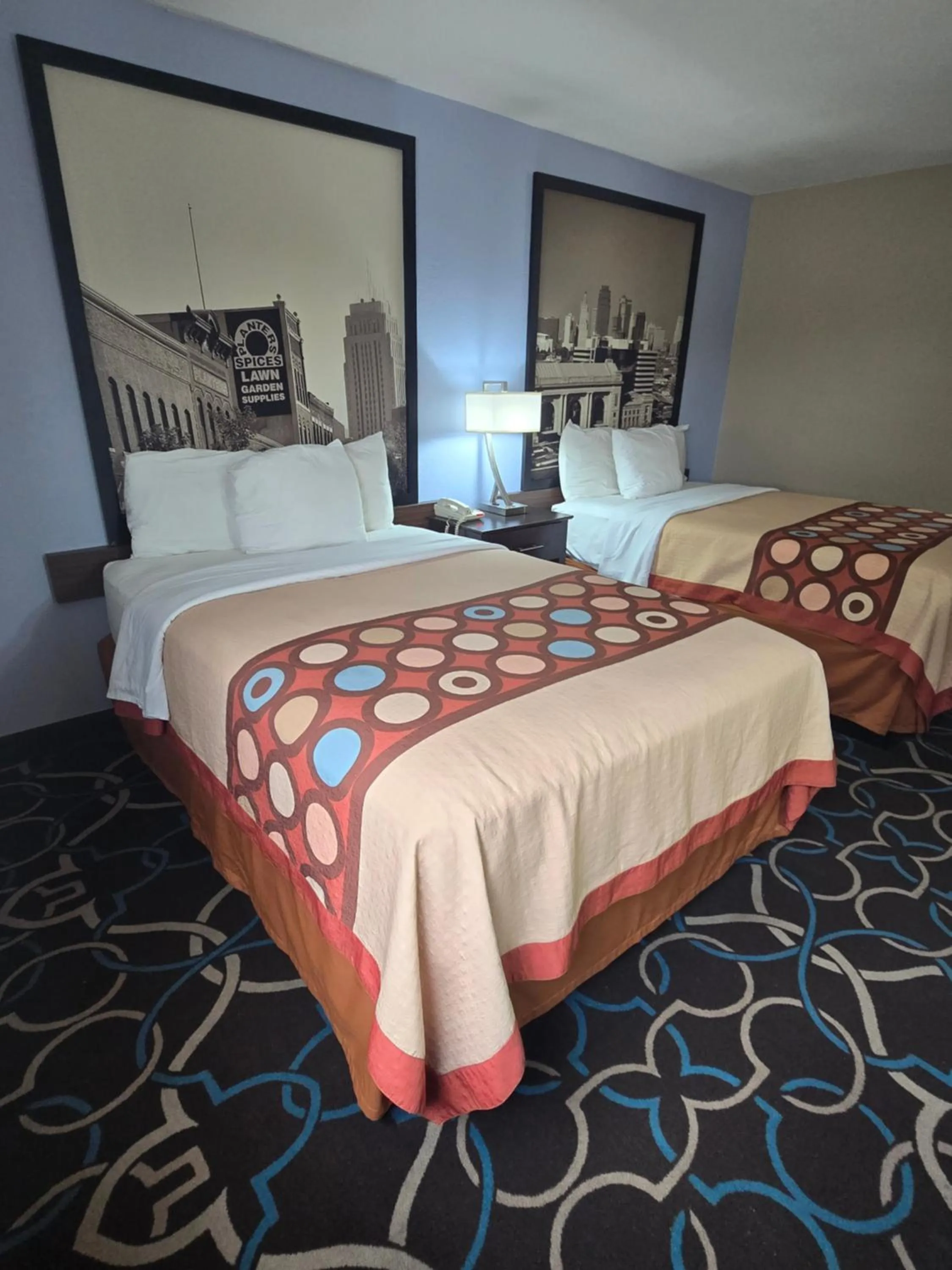 Photo of the whole room, Bed in Super 8 by Wyndham Kansas City