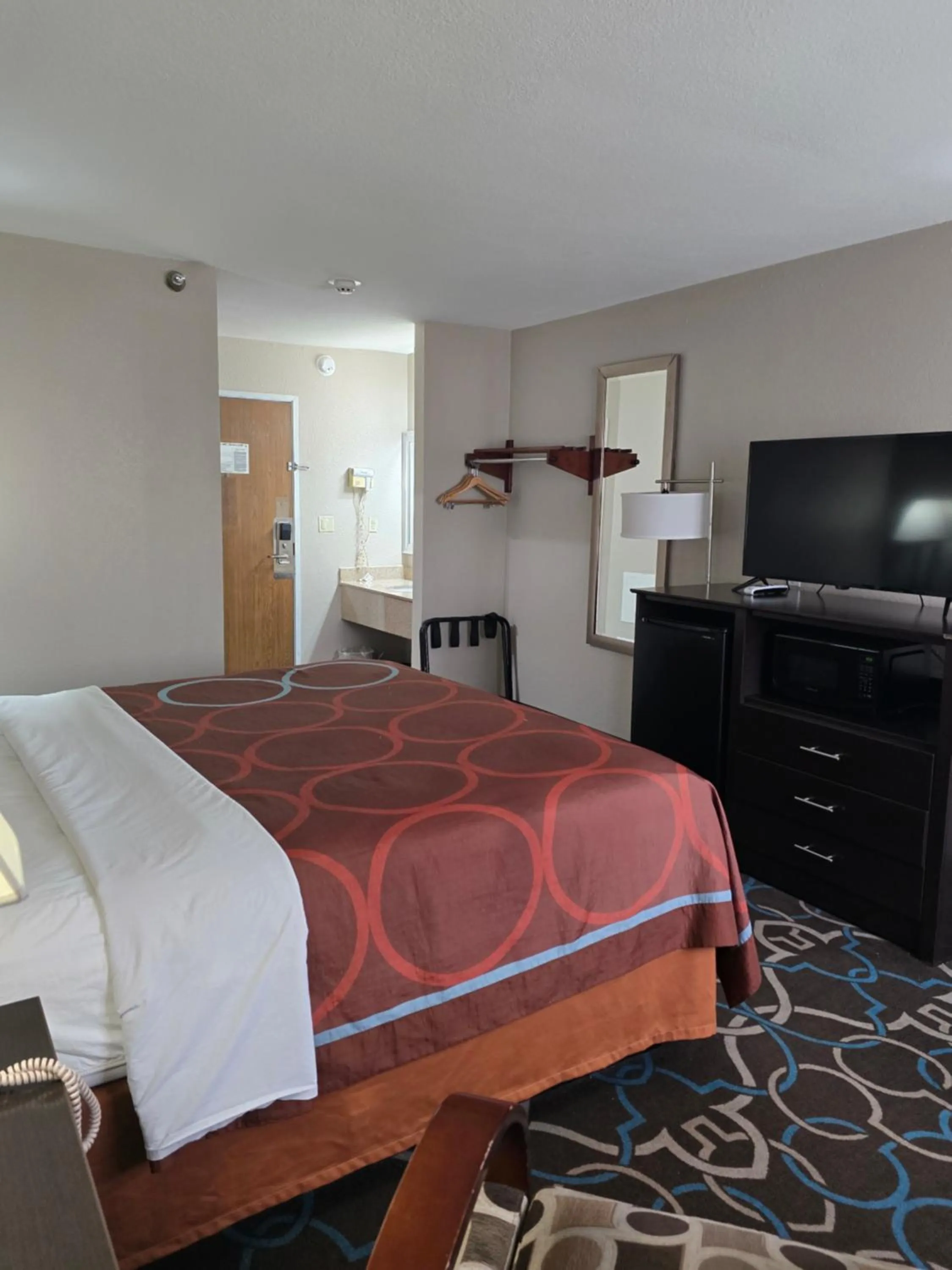 Photo of the whole room, Bed in Super 8 by Wyndham Kansas City