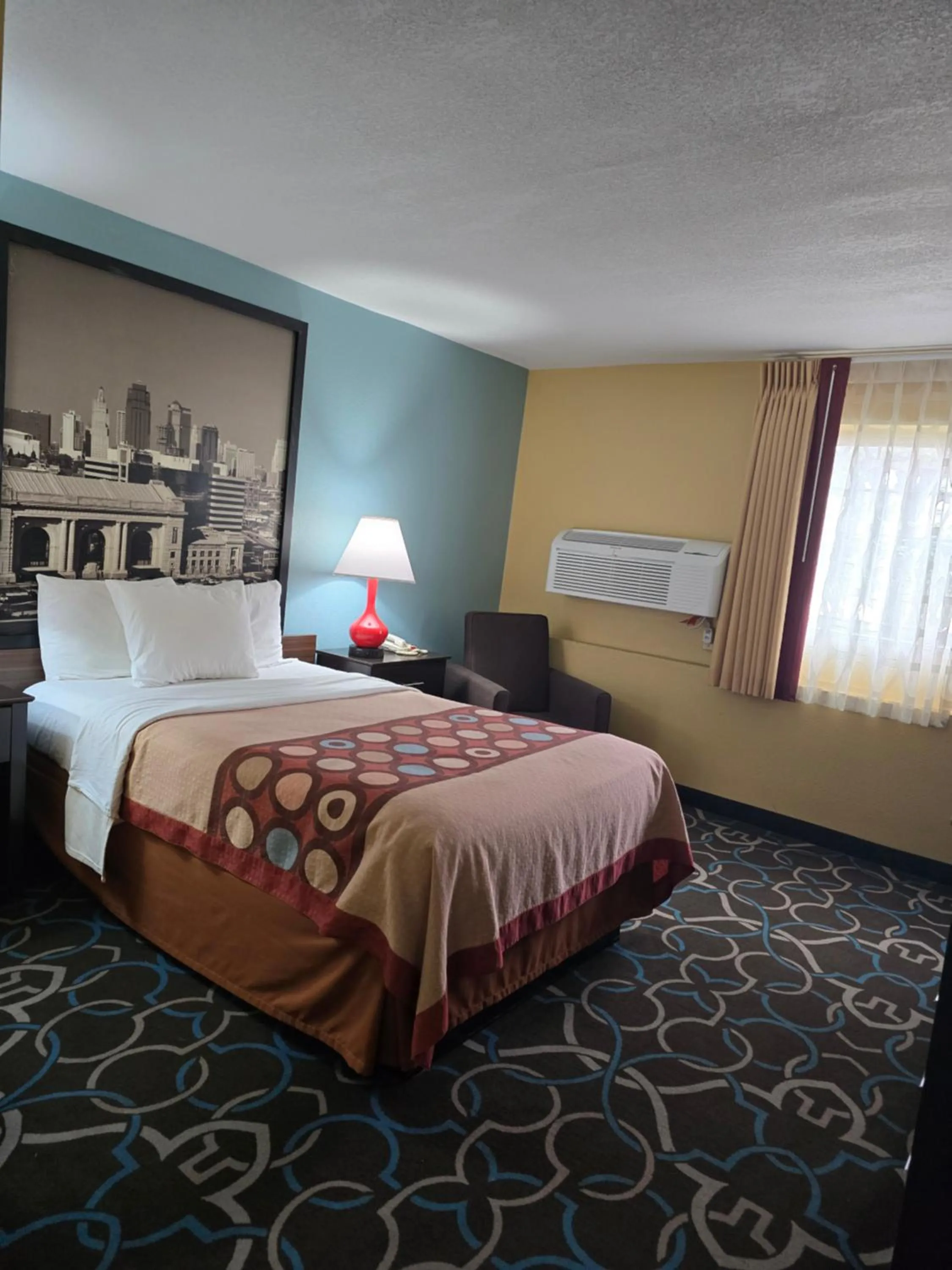 Photo of the whole room, Bed in Super 8 by Wyndham Kansas City