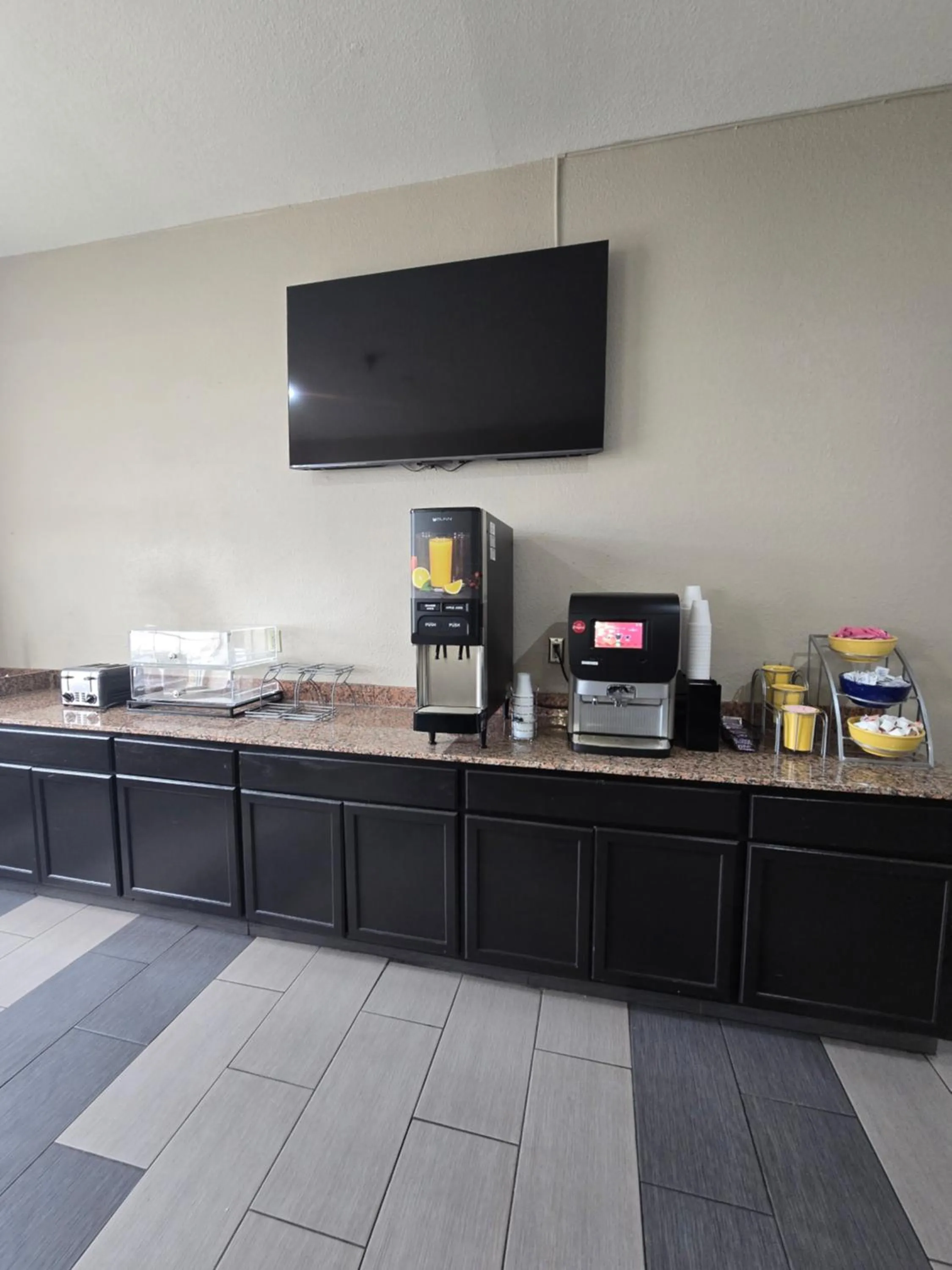Coffee/tea facilities in Super 8 by Wyndham Kansas City