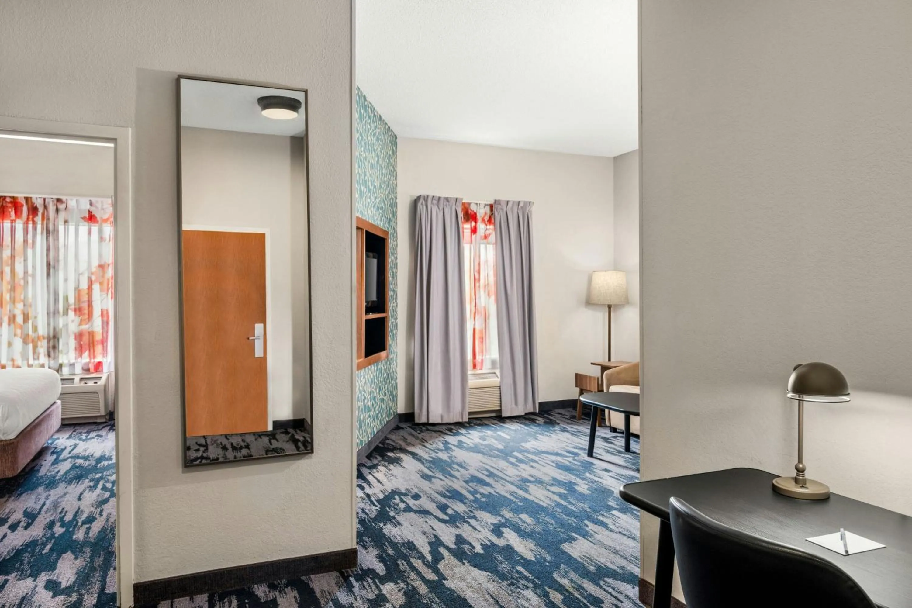 Living room, Bed in Fairfield Inn and Suites by Marriott Birmingham Fultondale / I-65
