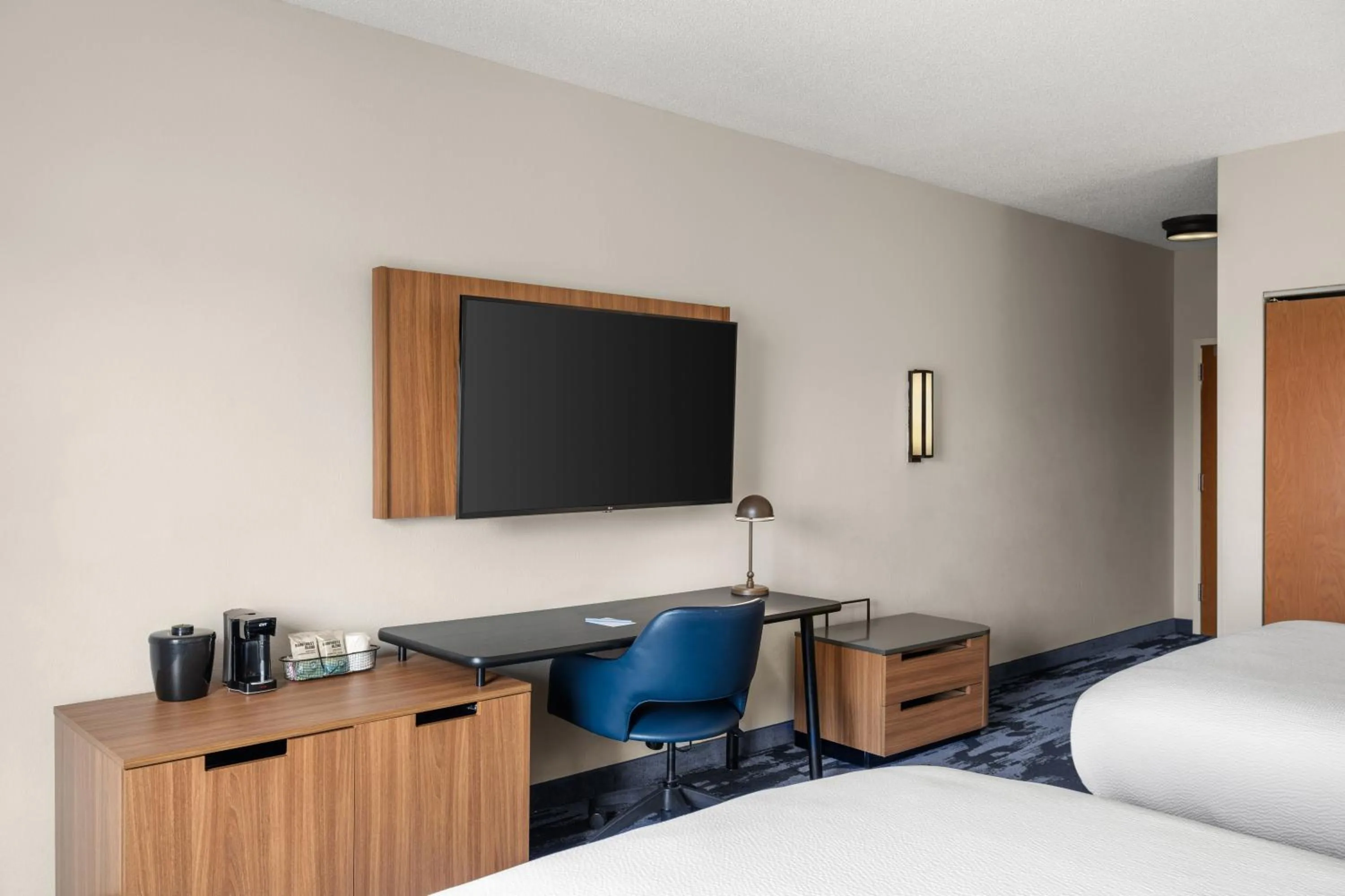 Bed in Fairfield Inn and Suites by Marriott Birmingham Fultondale / I-65