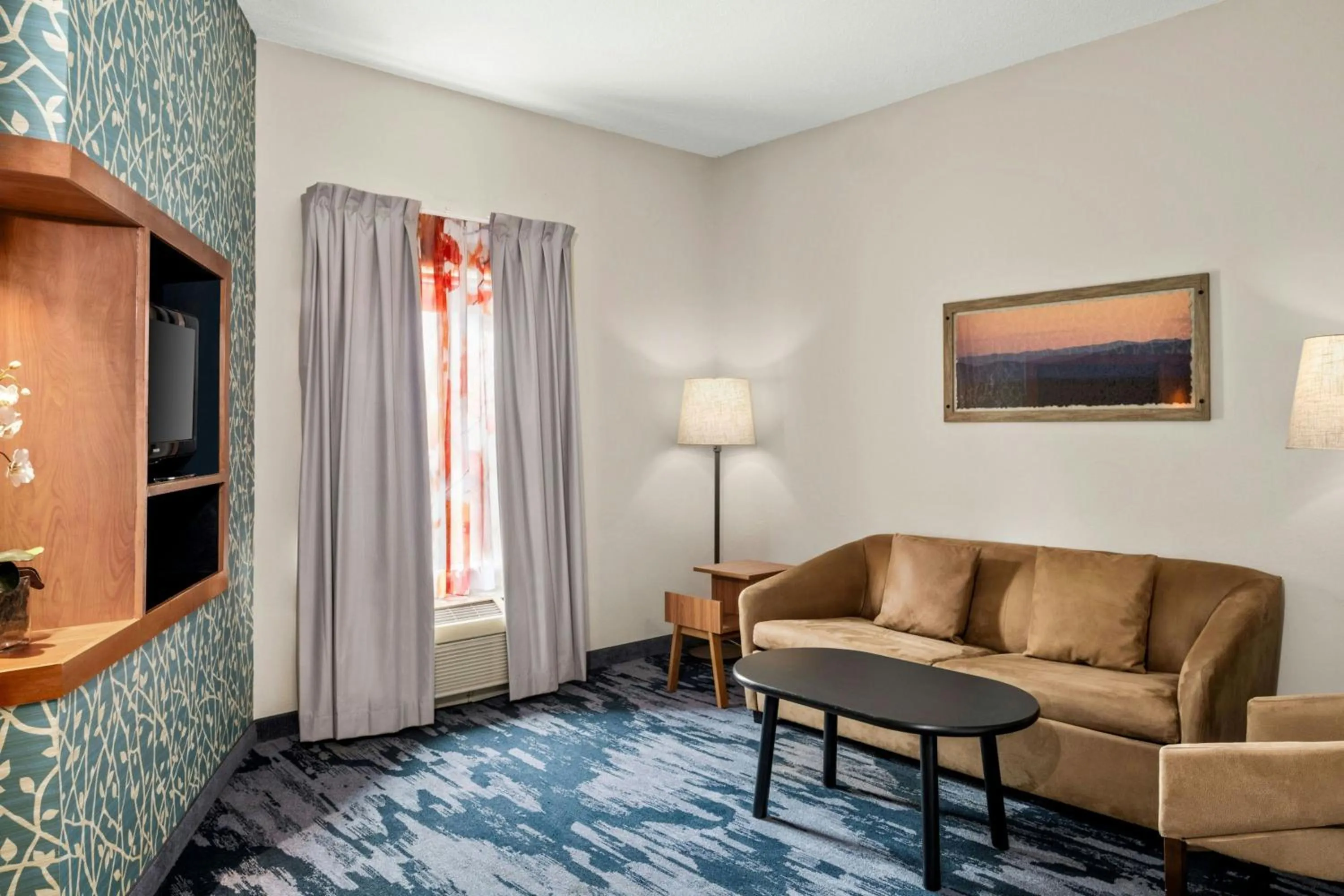 Living room in Fairfield Inn and Suites by Marriott Birmingham Fultondale / I-65