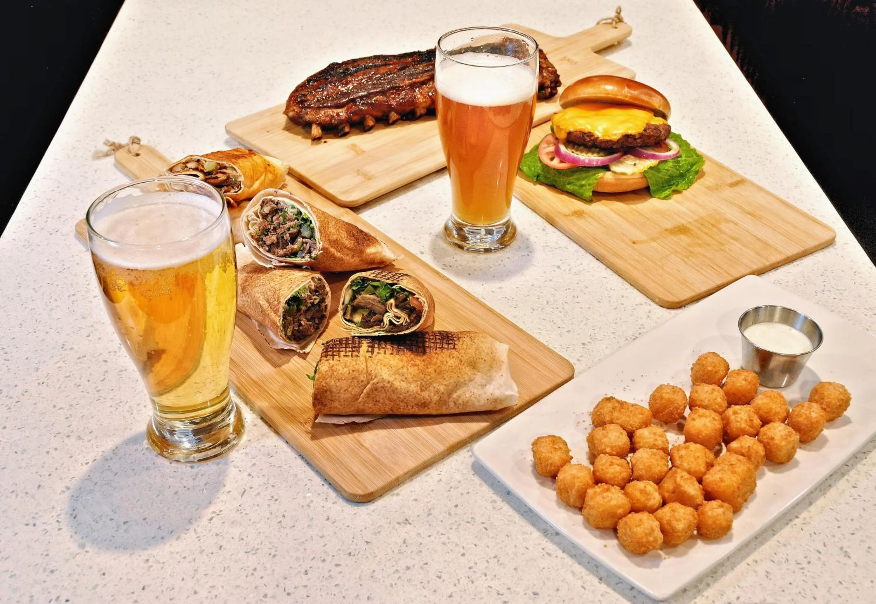 Restaurant/places to eat in Days Inn & Suites by Wyndham Roseville/Detroit Area