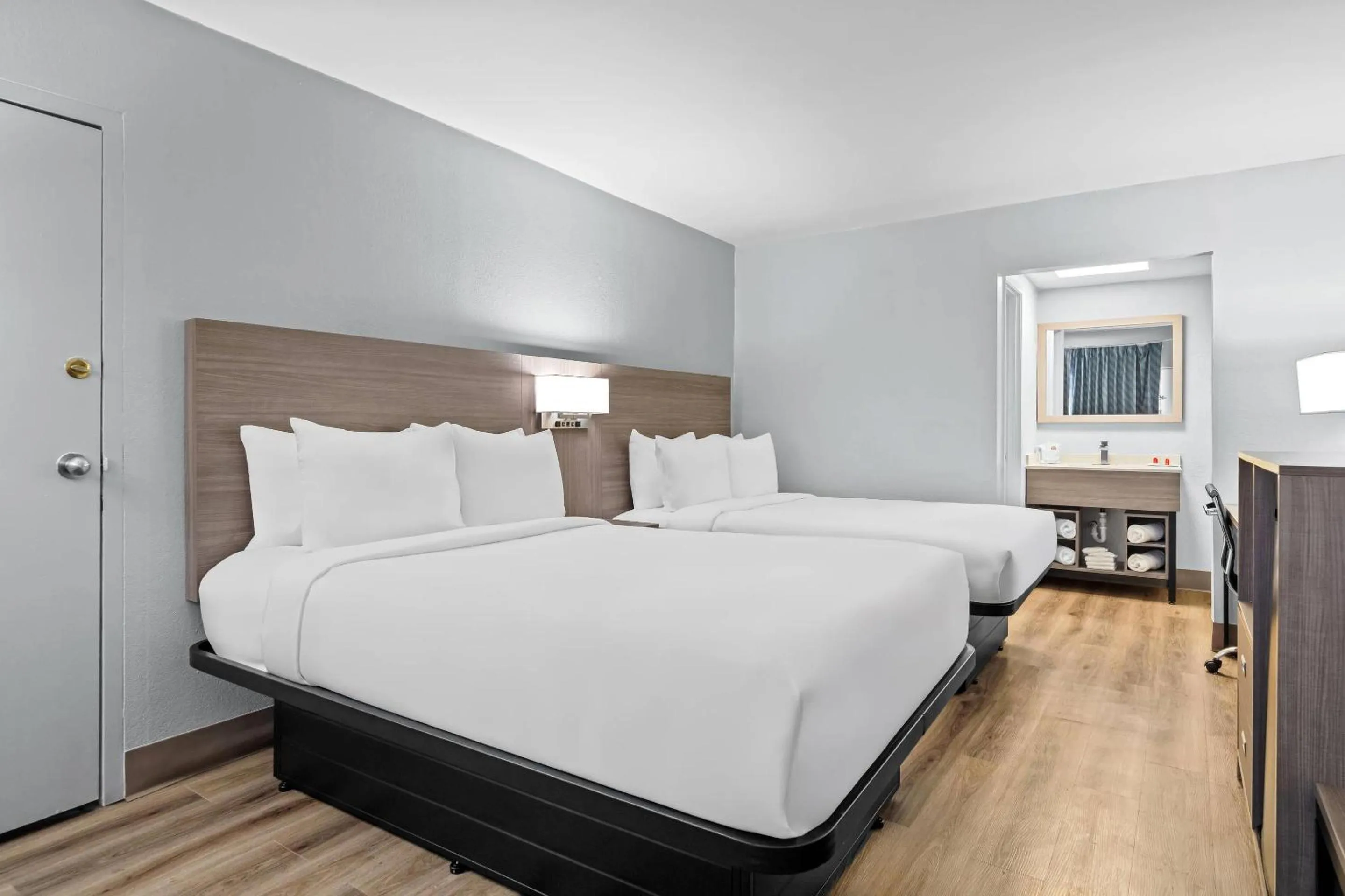 Bedroom, Bed in Econo Lodge Daytona Beach - Speedway