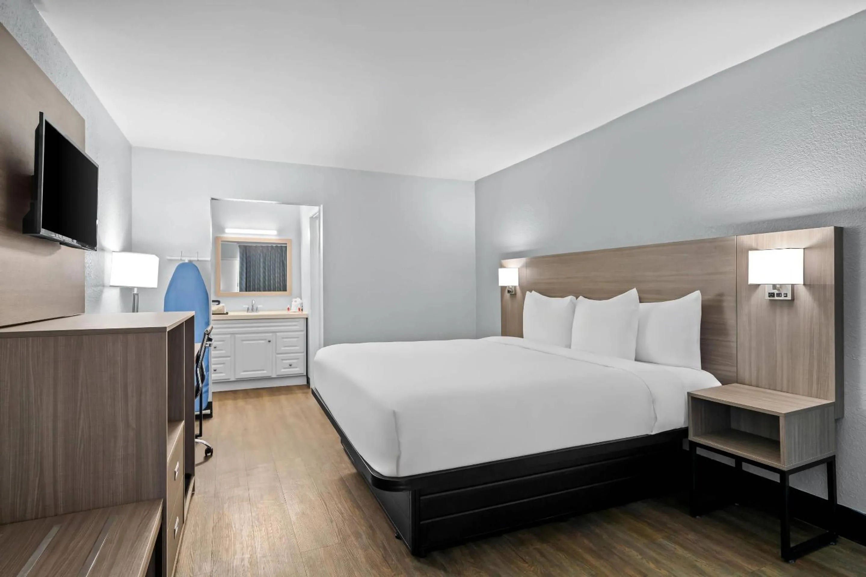 Bedroom, Bed in Econo Lodge Daytona Beach - Speedway