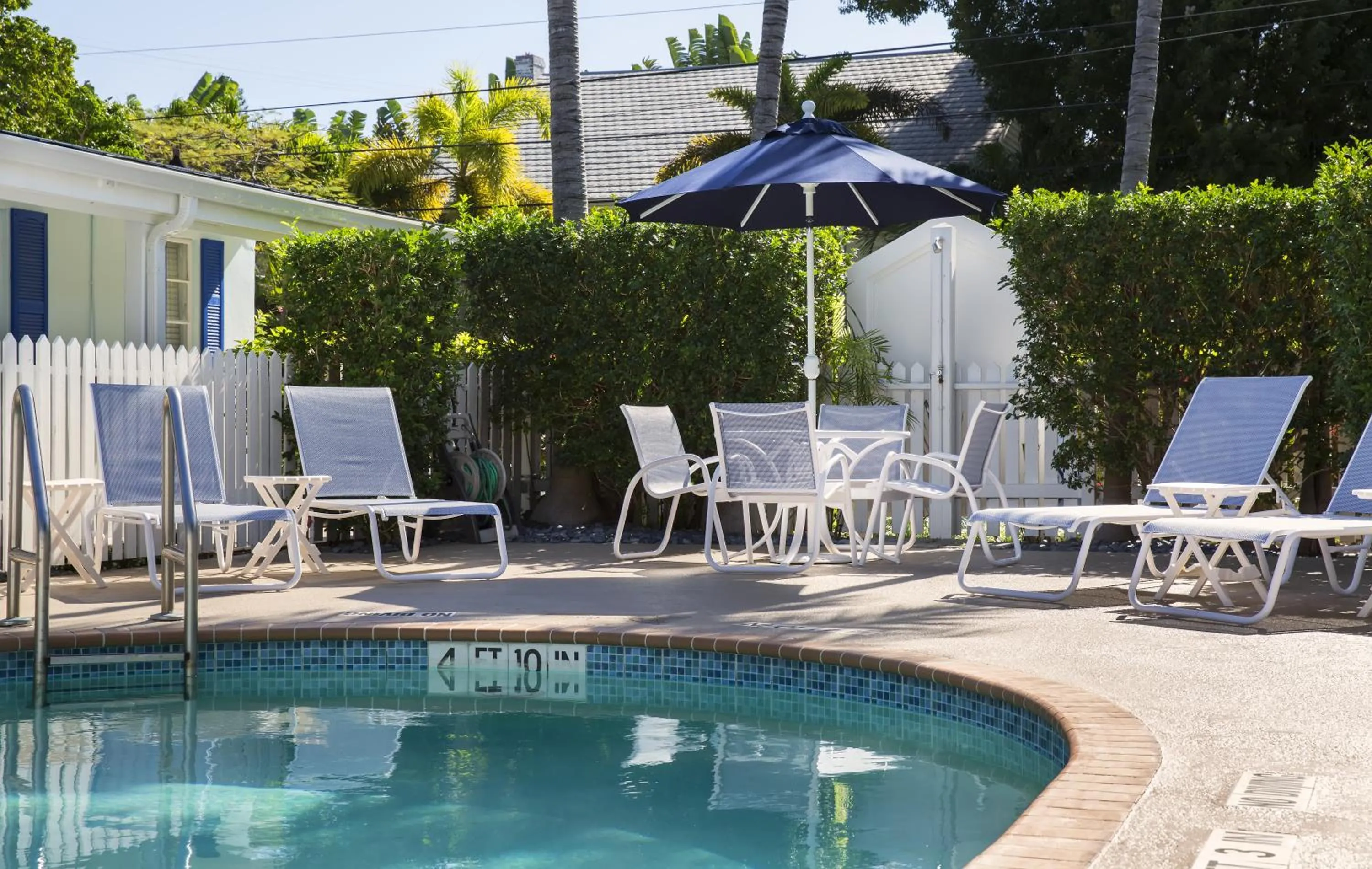 Swimming pool in Southwinds Motel