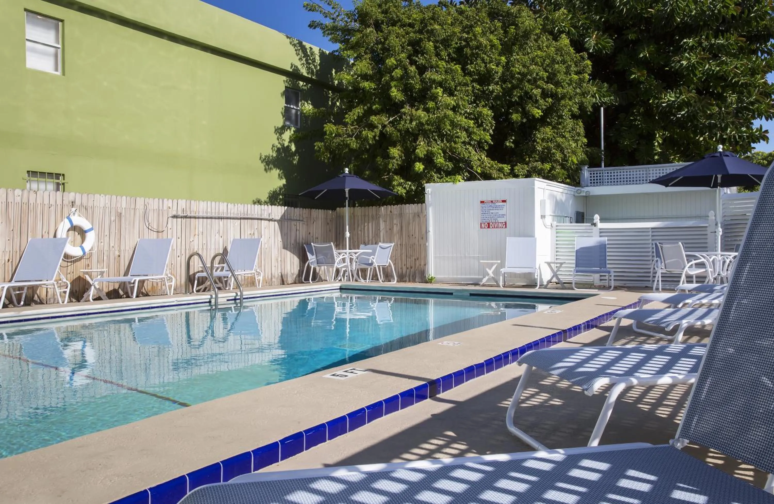 Swimming pool in Southwinds Motel