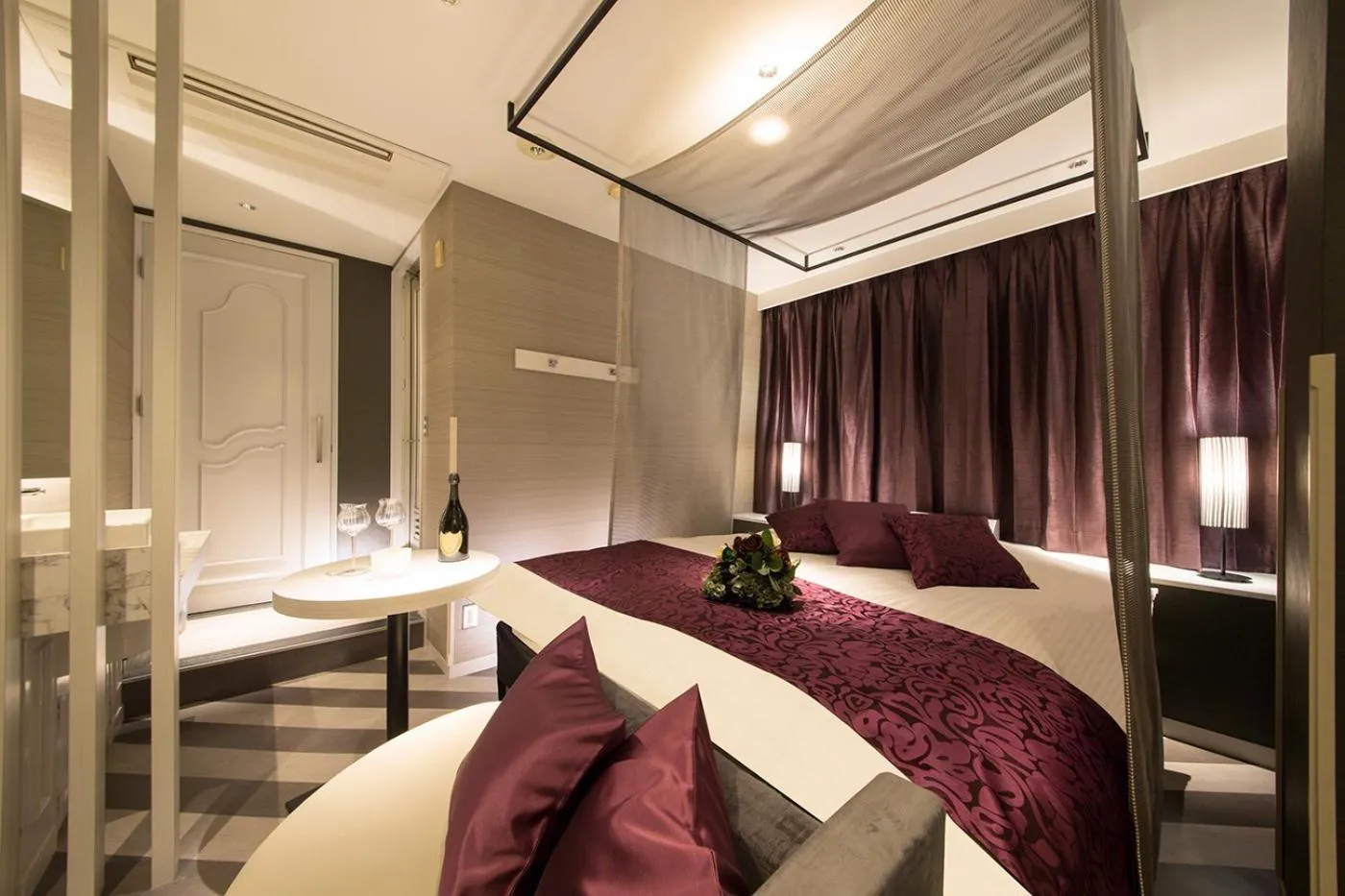 Bed in ルトゥール難波 RetourNANBA 男塾ホテルグループ