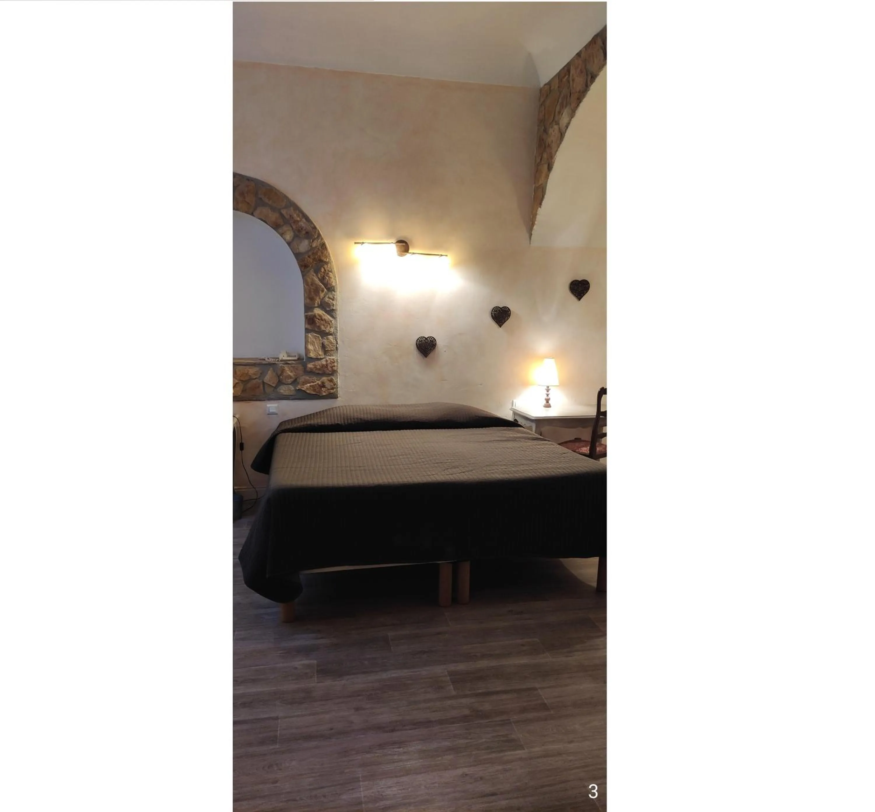 Bed in Hôtel et Restaurant Le Manoir - Echangeur A7-A9 - 24h-24h