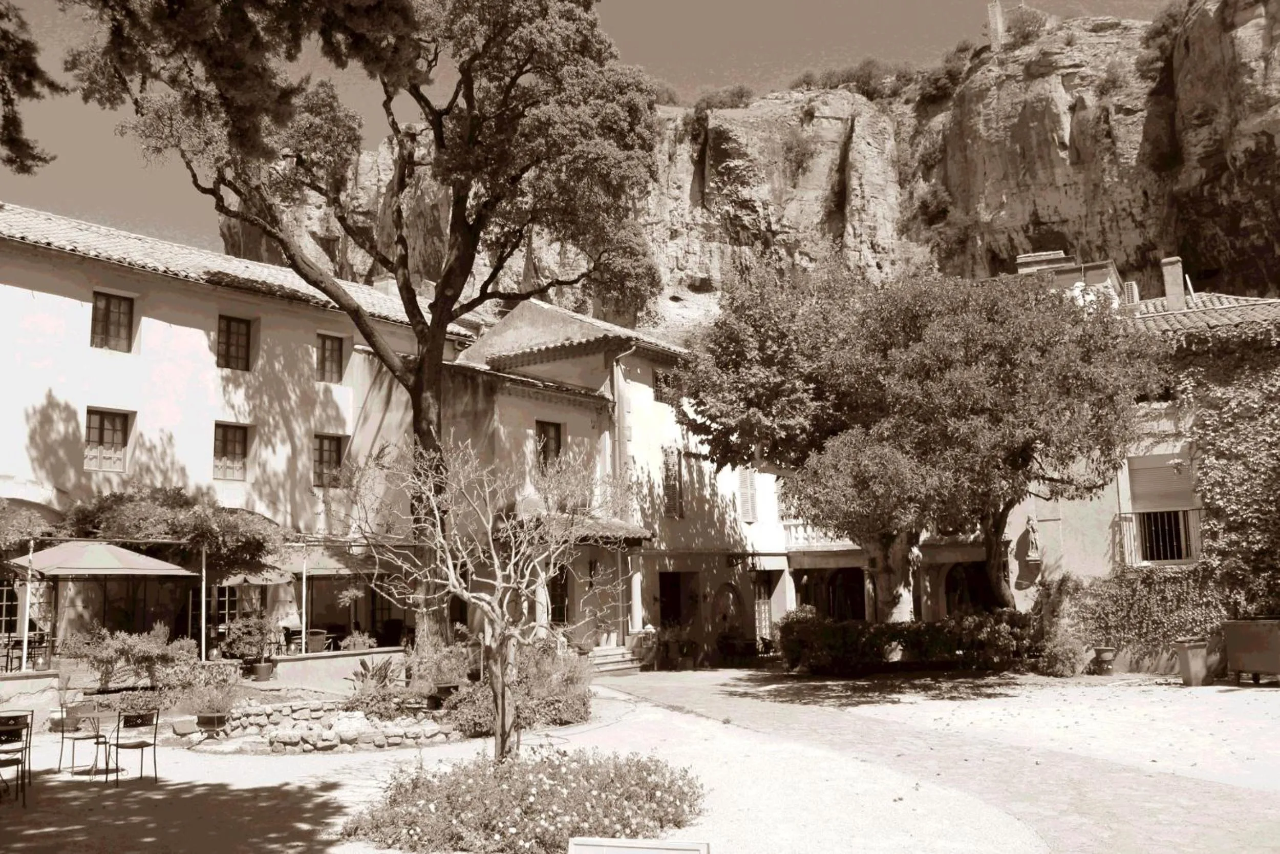 Hôtel et Restaurant Le Manoir - Echangeur A7-A9 - 24h-24h