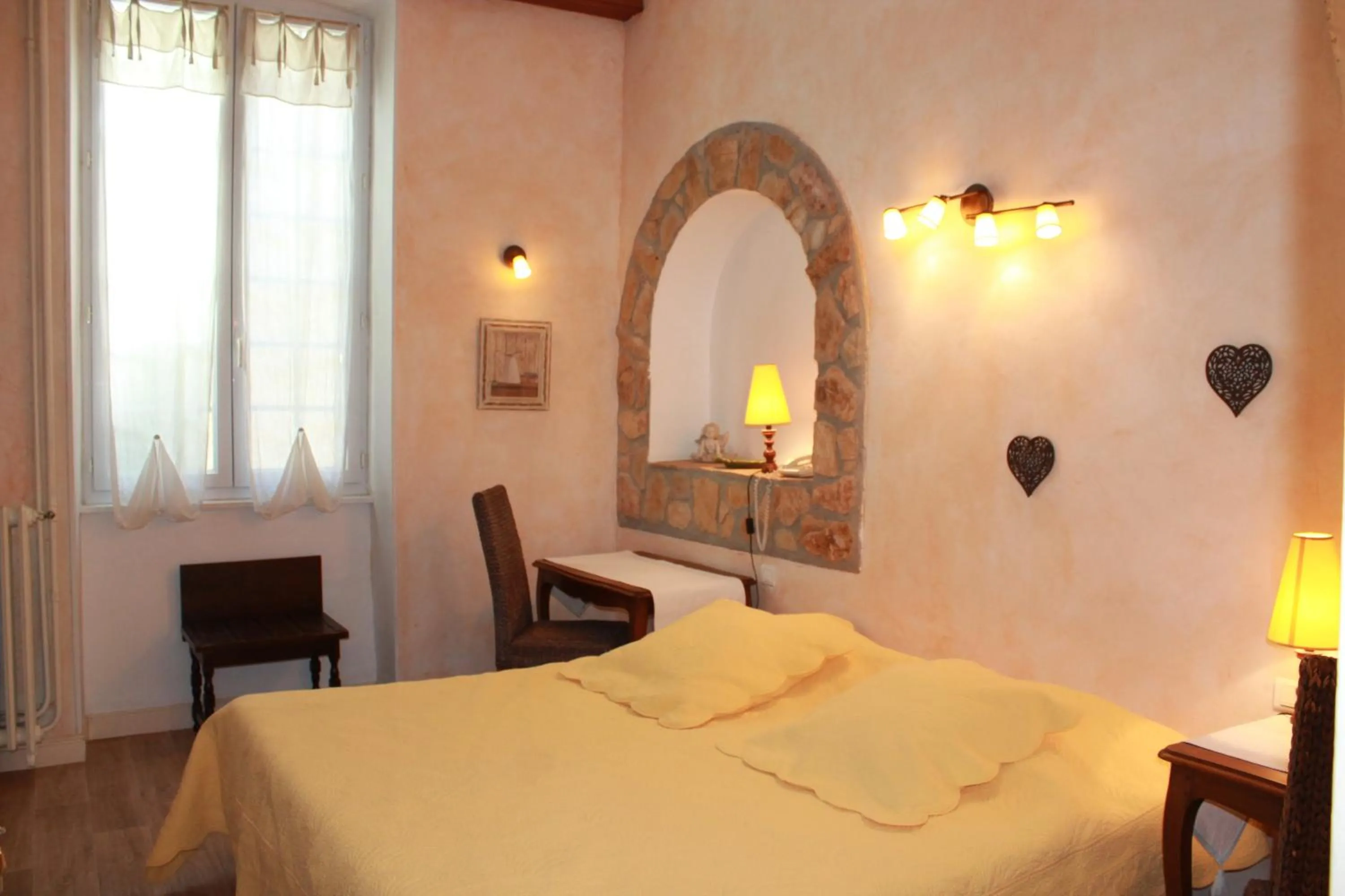 Bed in Hôtel et Restaurant Le Manoir - Echangeur A7-A9 - 24h-24h
