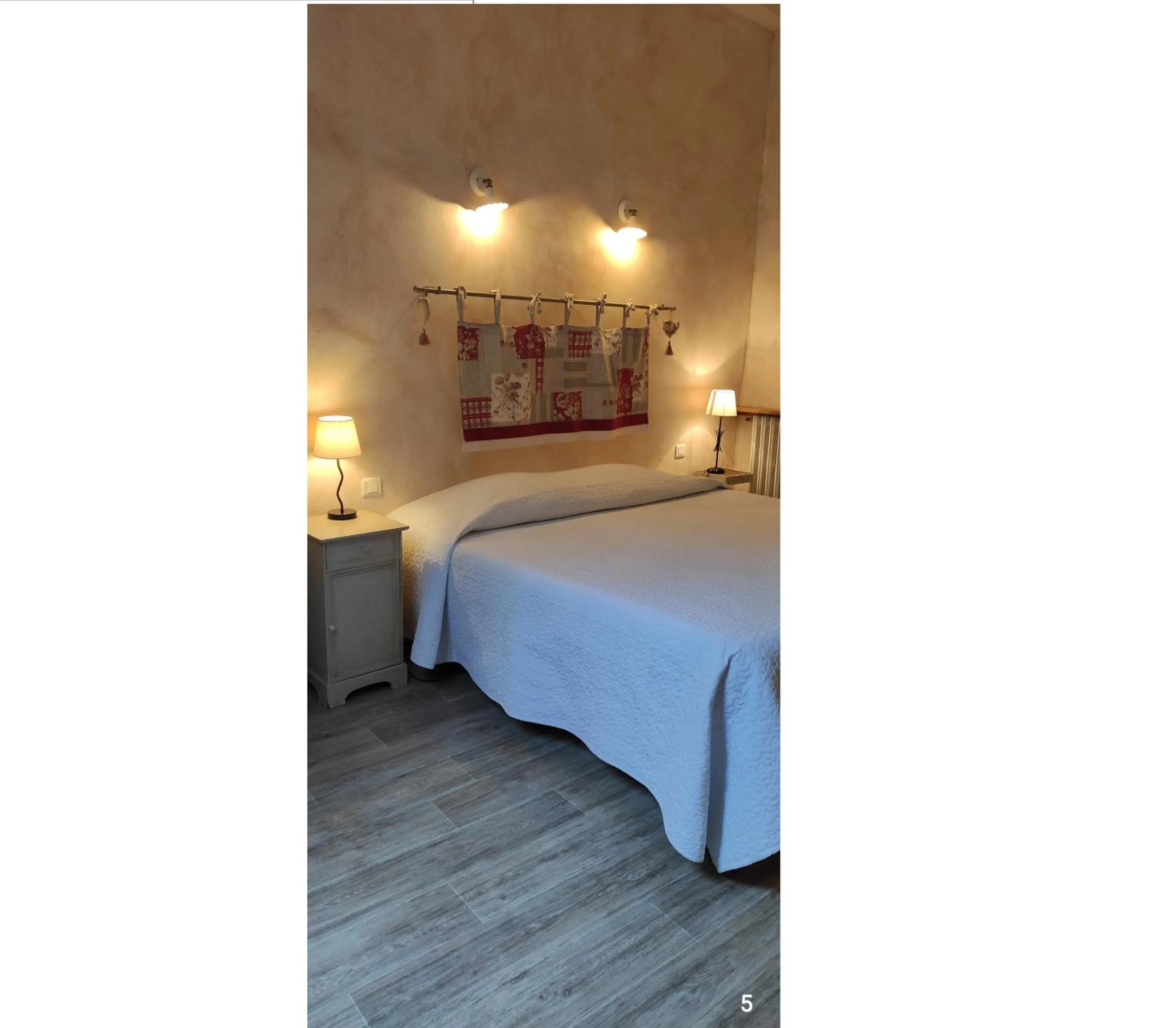 Bed in Hôtel et Restaurant Le Manoir - Echangeur A7-A9 - 24h-24h