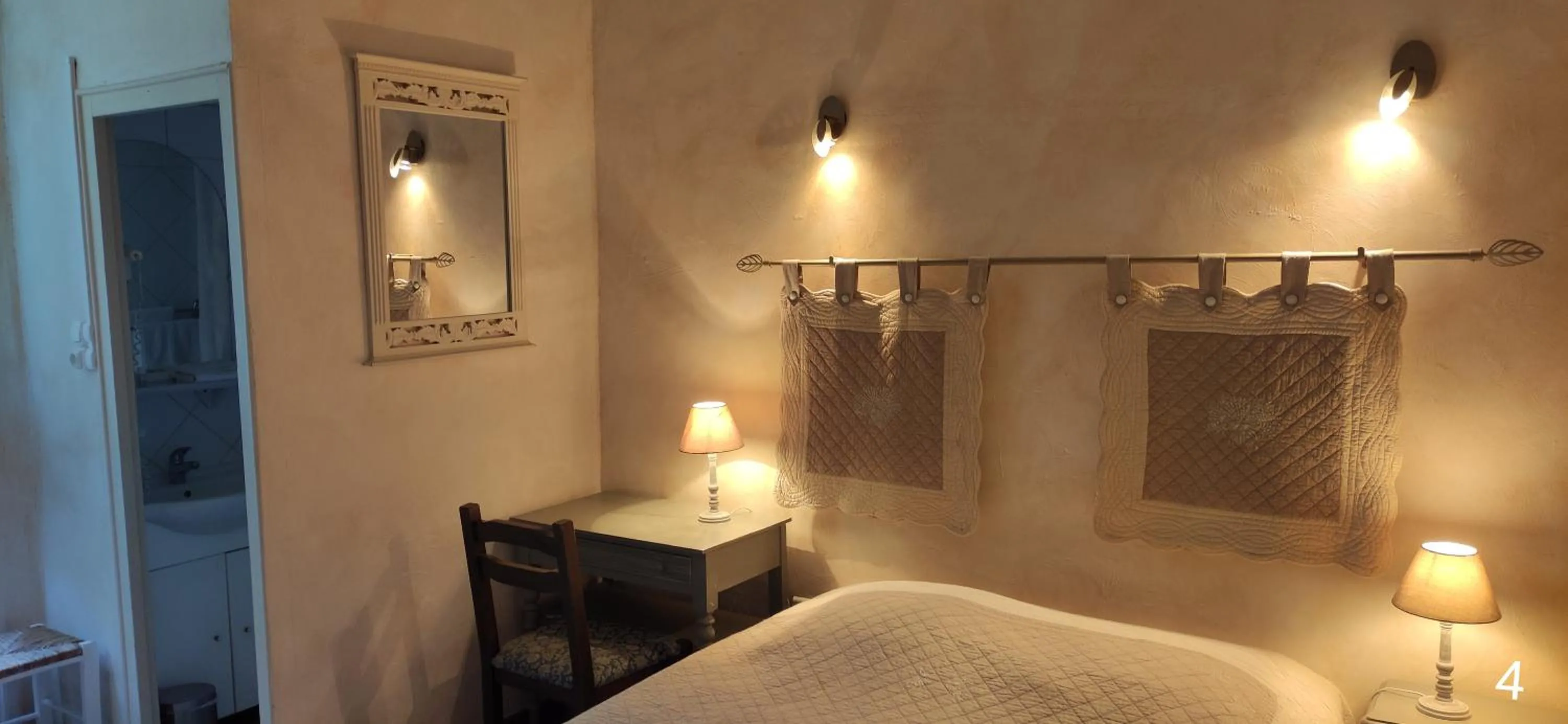Bed in Hôtel et Restaurant Le Manoir - Echangeur A7-A9 - 24h-24h