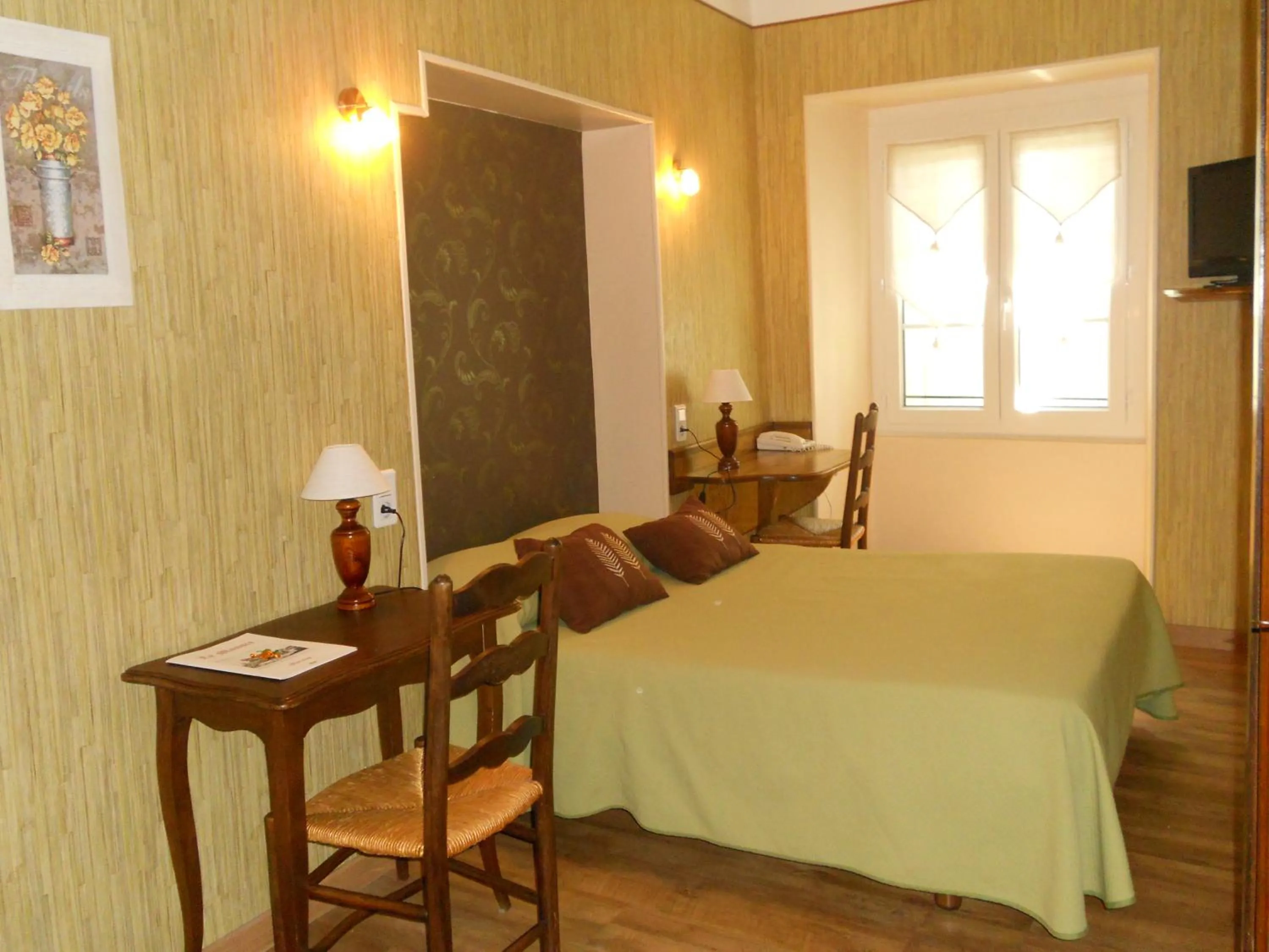 Bed in Hôtel et Restaurant Le Manoir - Echangeur A7-A9 - 24h-24h
