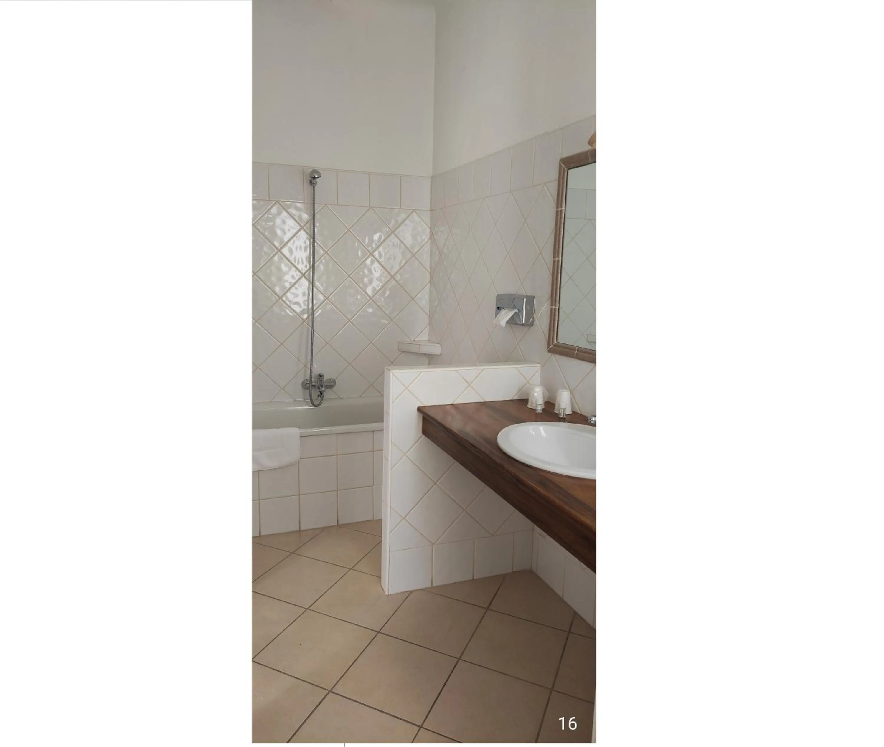 Bathroom in Hôtel et Restaurant Le Manoir - Echangeur A7-A9 - 24h-24h